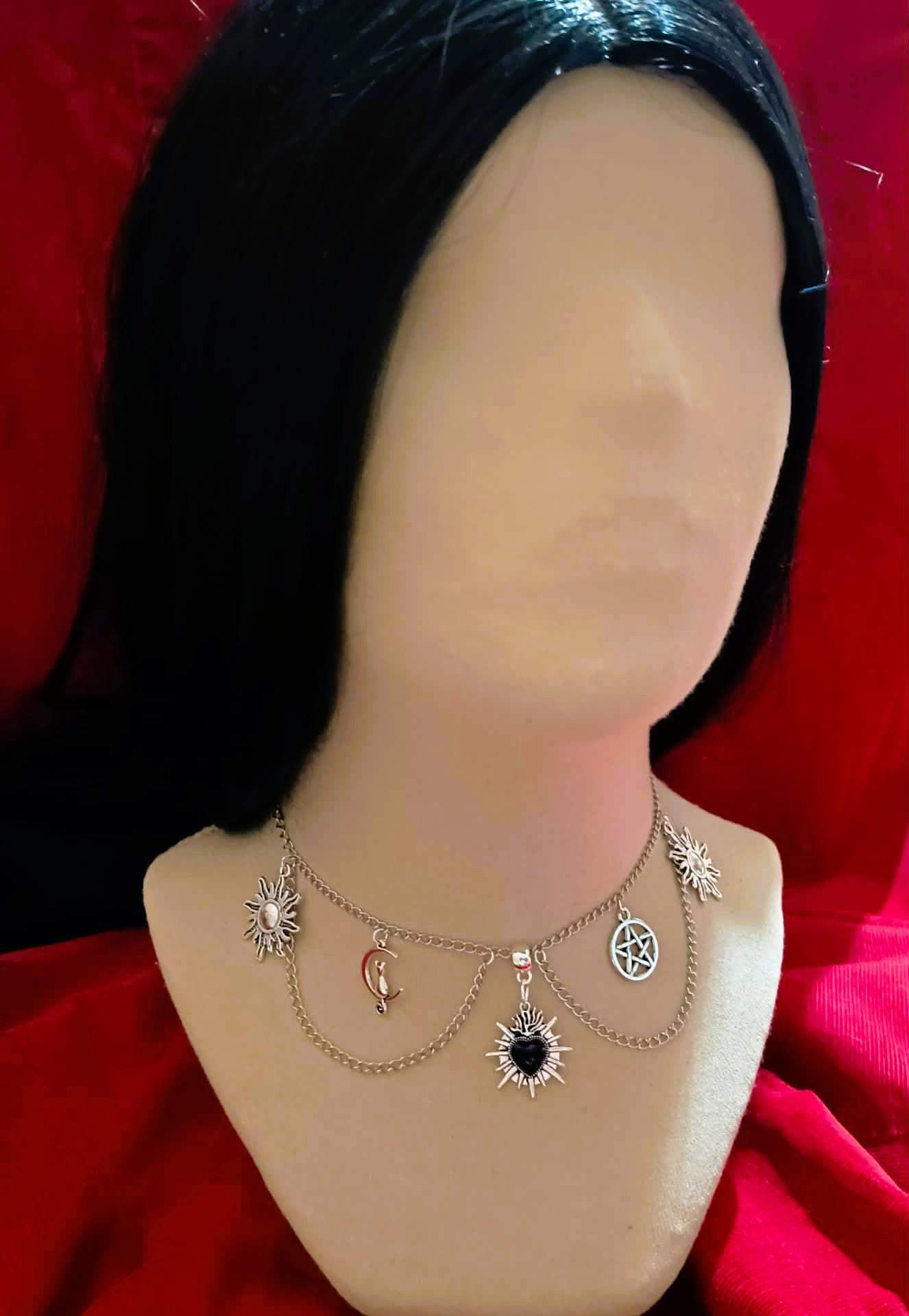 Choker w stylu gotyckim - serce w płonieniach, pentagram, kot na księżycu i dwa słońca #0028 2