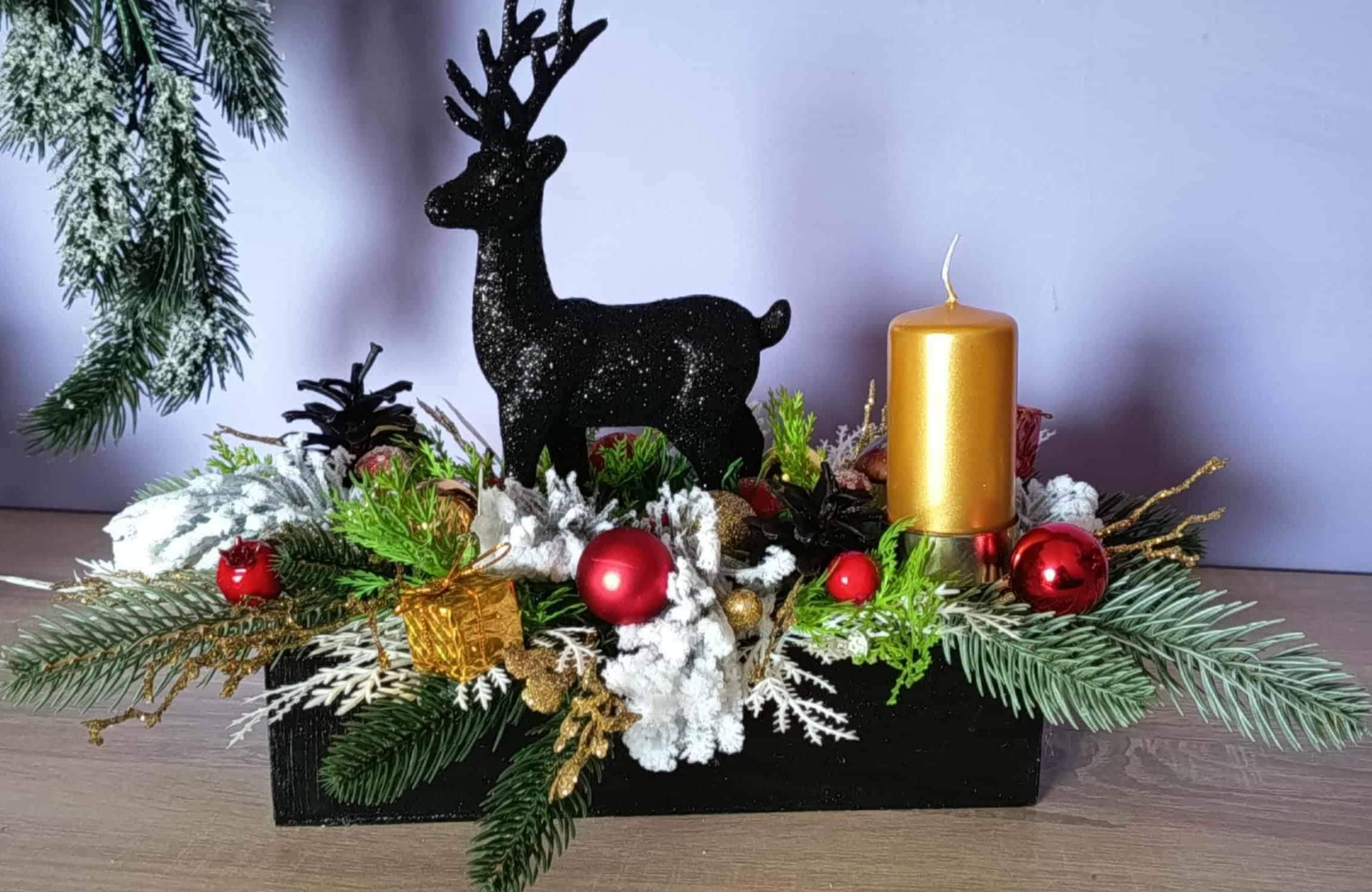 Świąteczna dekoracja z czarnym reniferem. 0