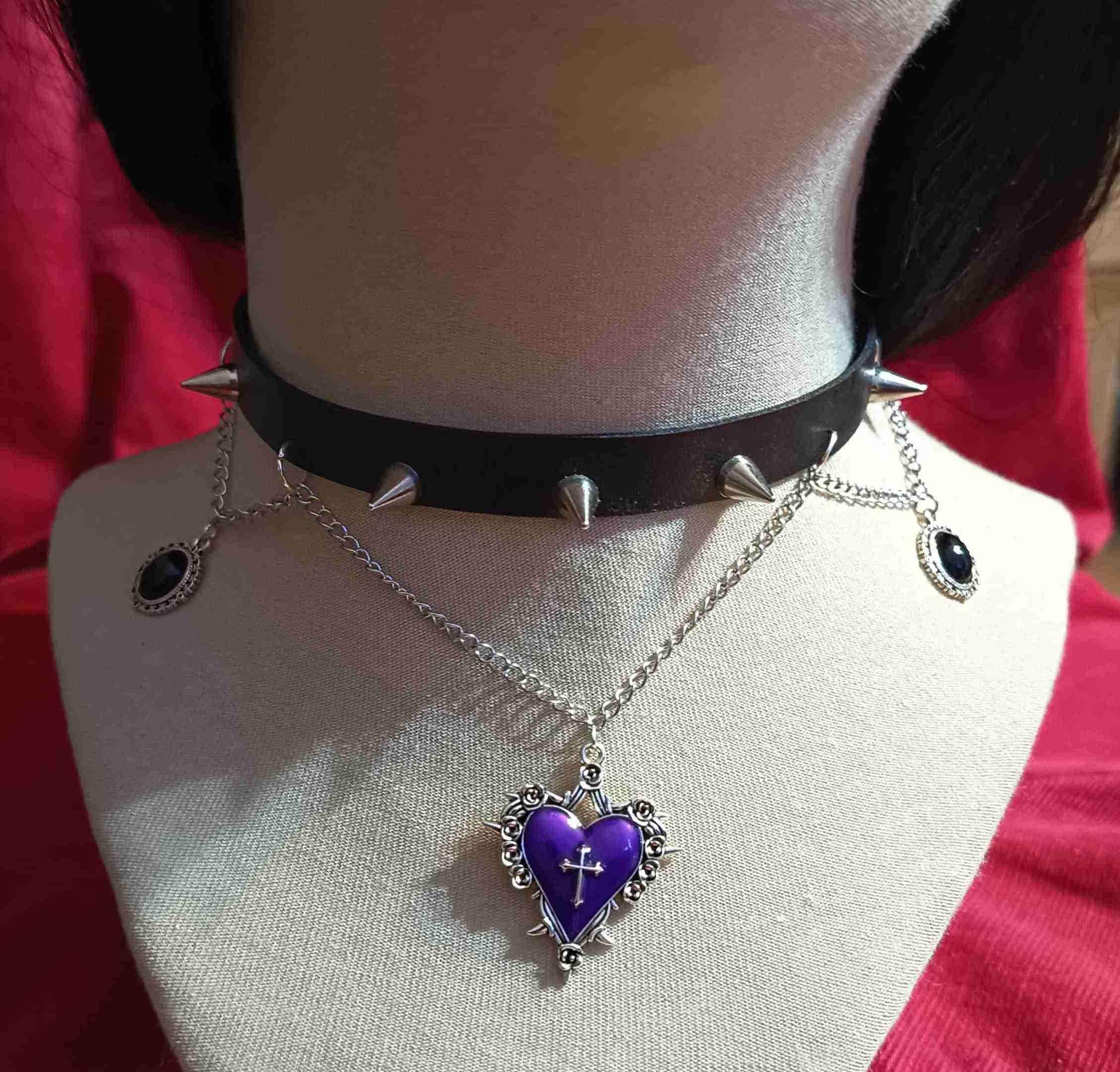 Gotycki choker z sercem w kolorze fioletu 0