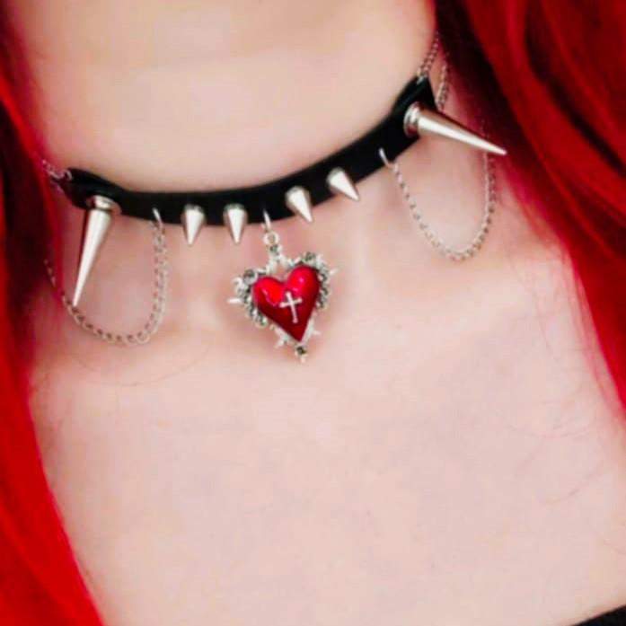 Gotycki choker z czerwonym sercem i łańcuszkami 3