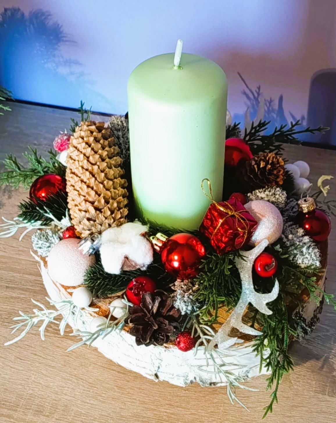 Dekoracja świąteczna ze świecą na plastrze brzozy. 1