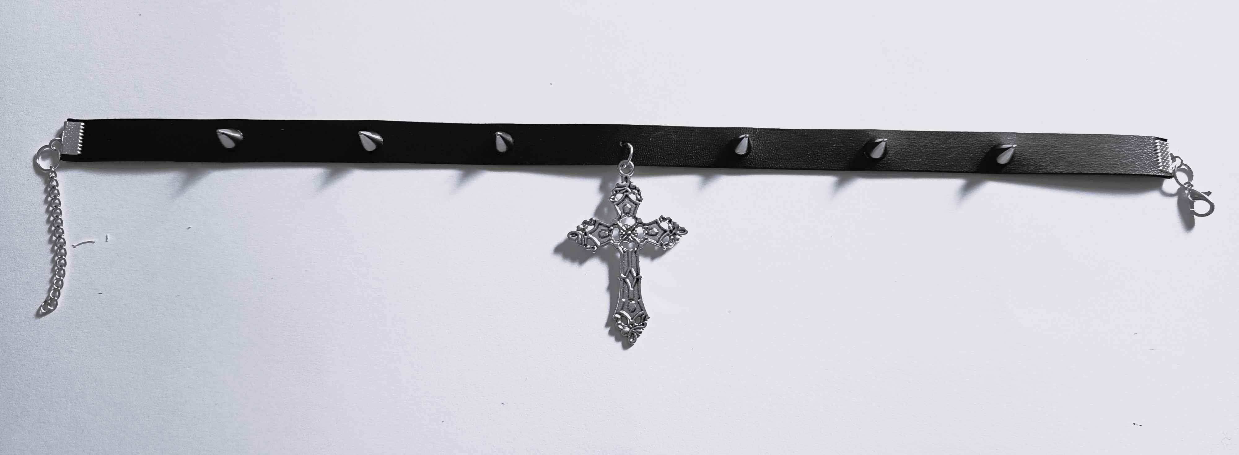Choker w stylu gotyckim z krzyżem i ćwiekami 1