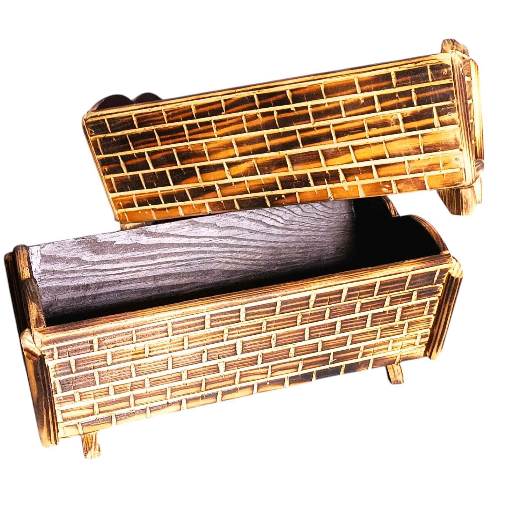 Rustykalna drewniana skrzyneczka z ręcznie rzeźbionym motywem cegiełki 0