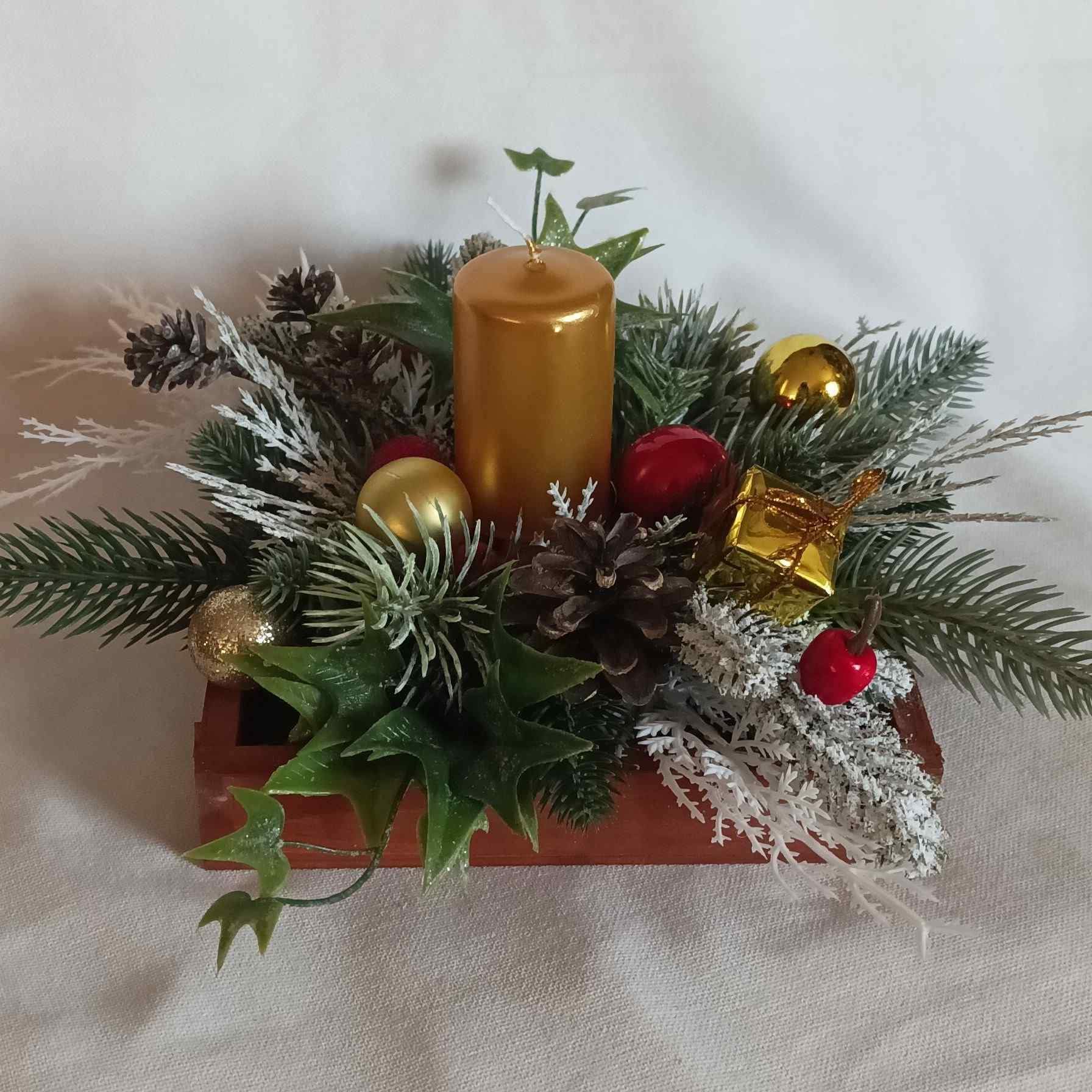 Stroik ze złotą świecą 2