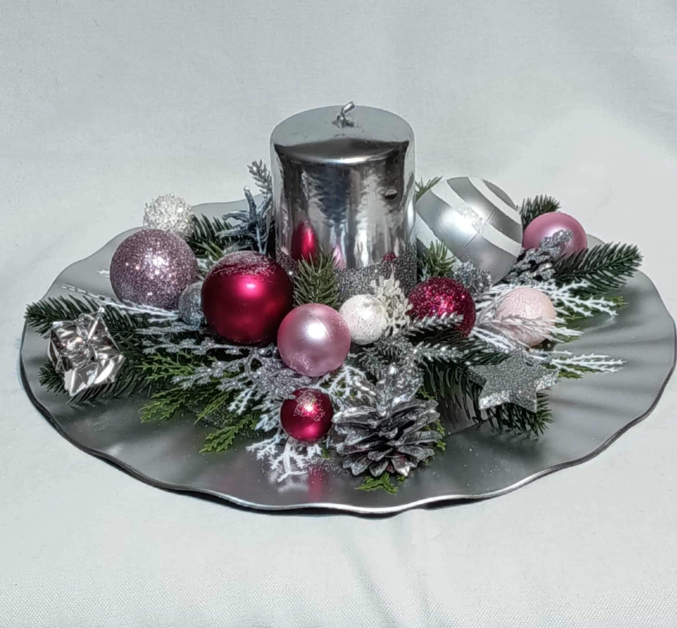 Dekoracja świąteczna na srebrnym talerzu. 0
