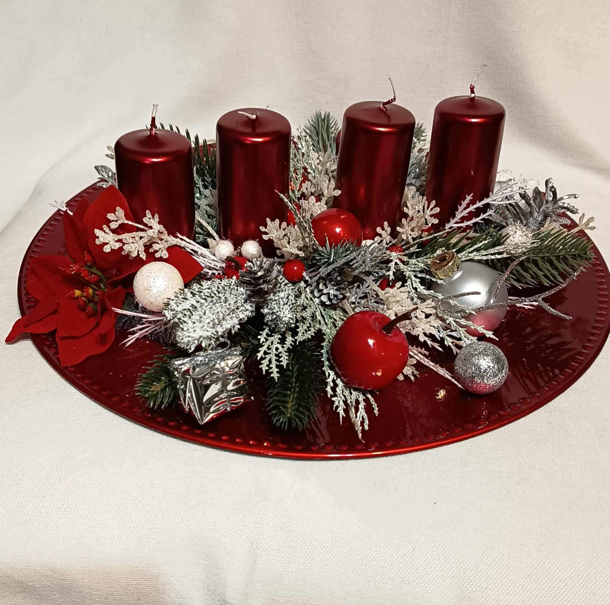 Dekoracja świąteczna na czerwonym talerzu. 4