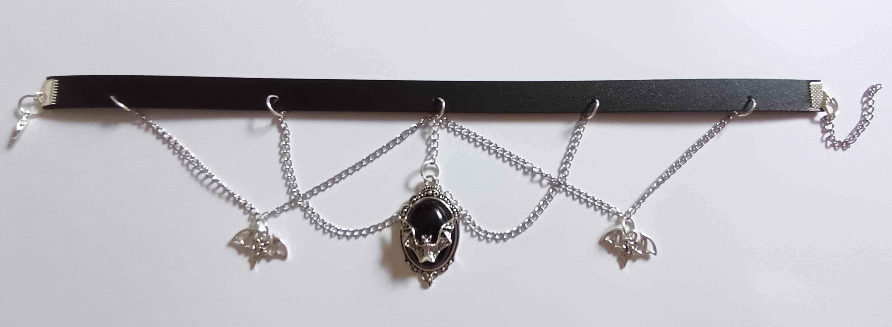 Choker w stylu gotyckim z nietoperzami. 1