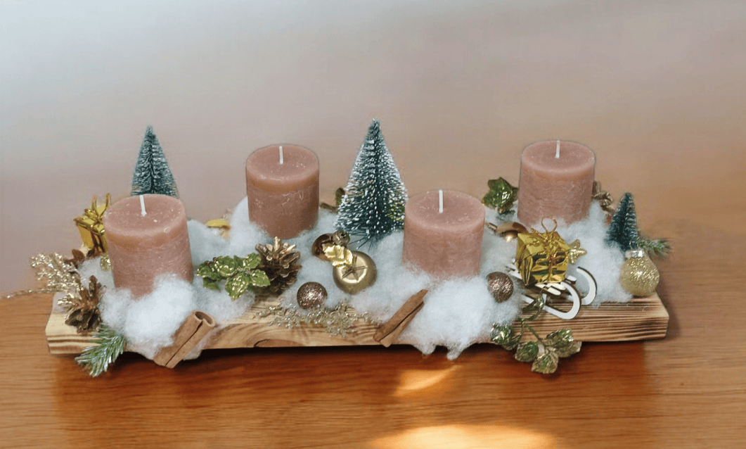 Stroik z 4 świecami na podstawie z drewna. 1