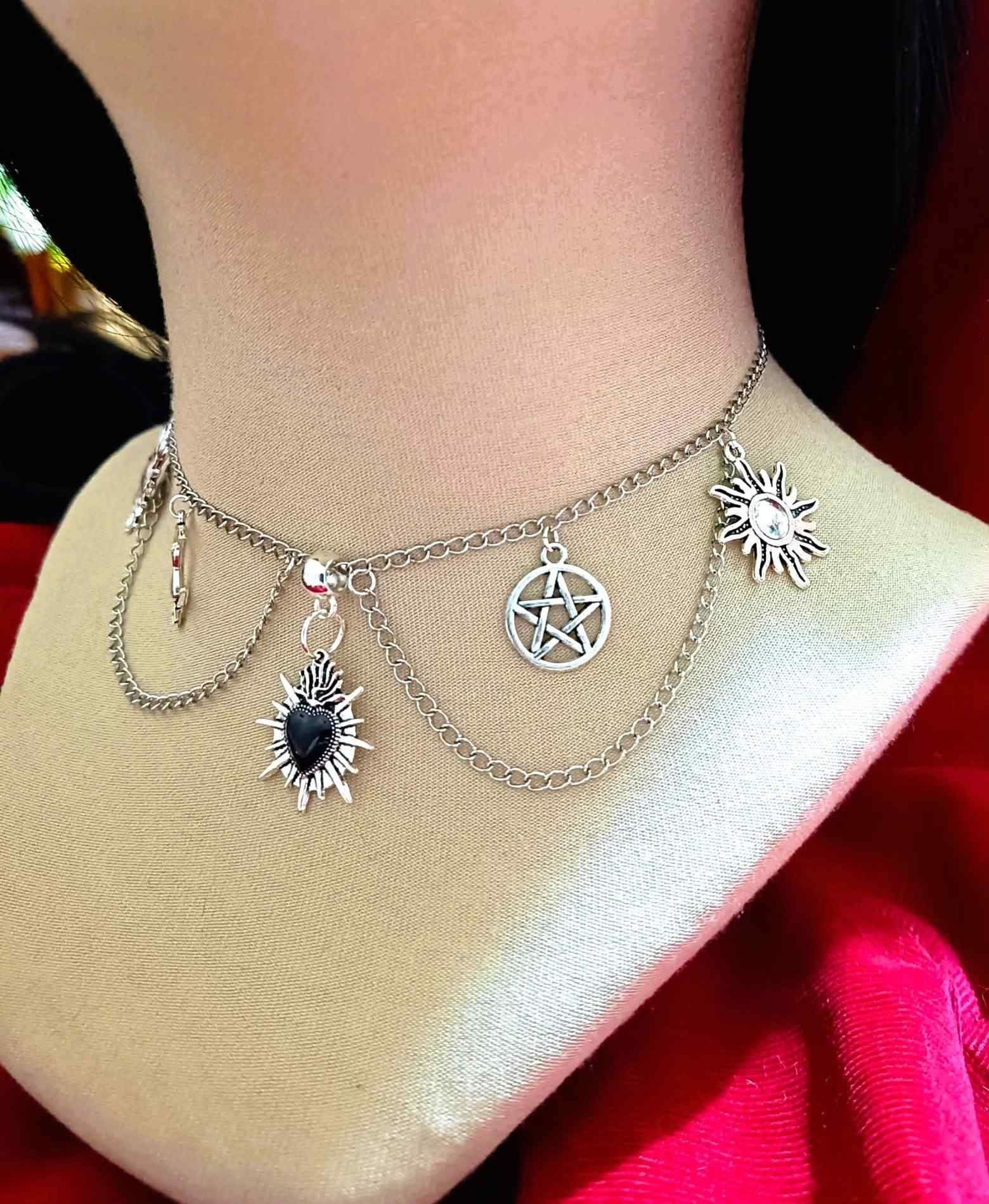 Choker w stylu gotyckim - serce w płonieniach, pentagram, kot na księżycu i dwa słońca #0028 3