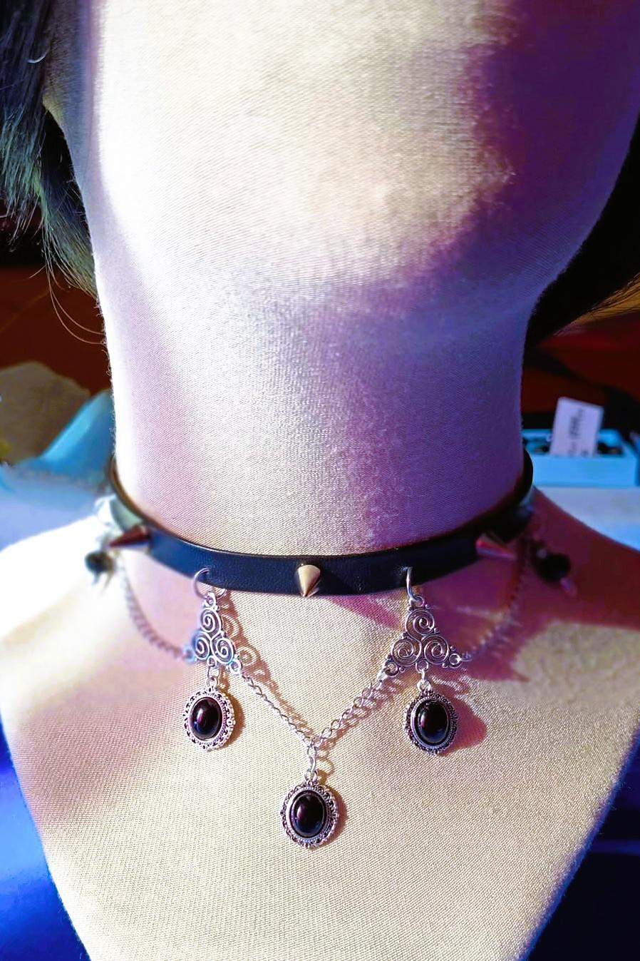 Choker w stylu gotyckim z czarnymi kaboszonami #0029 0