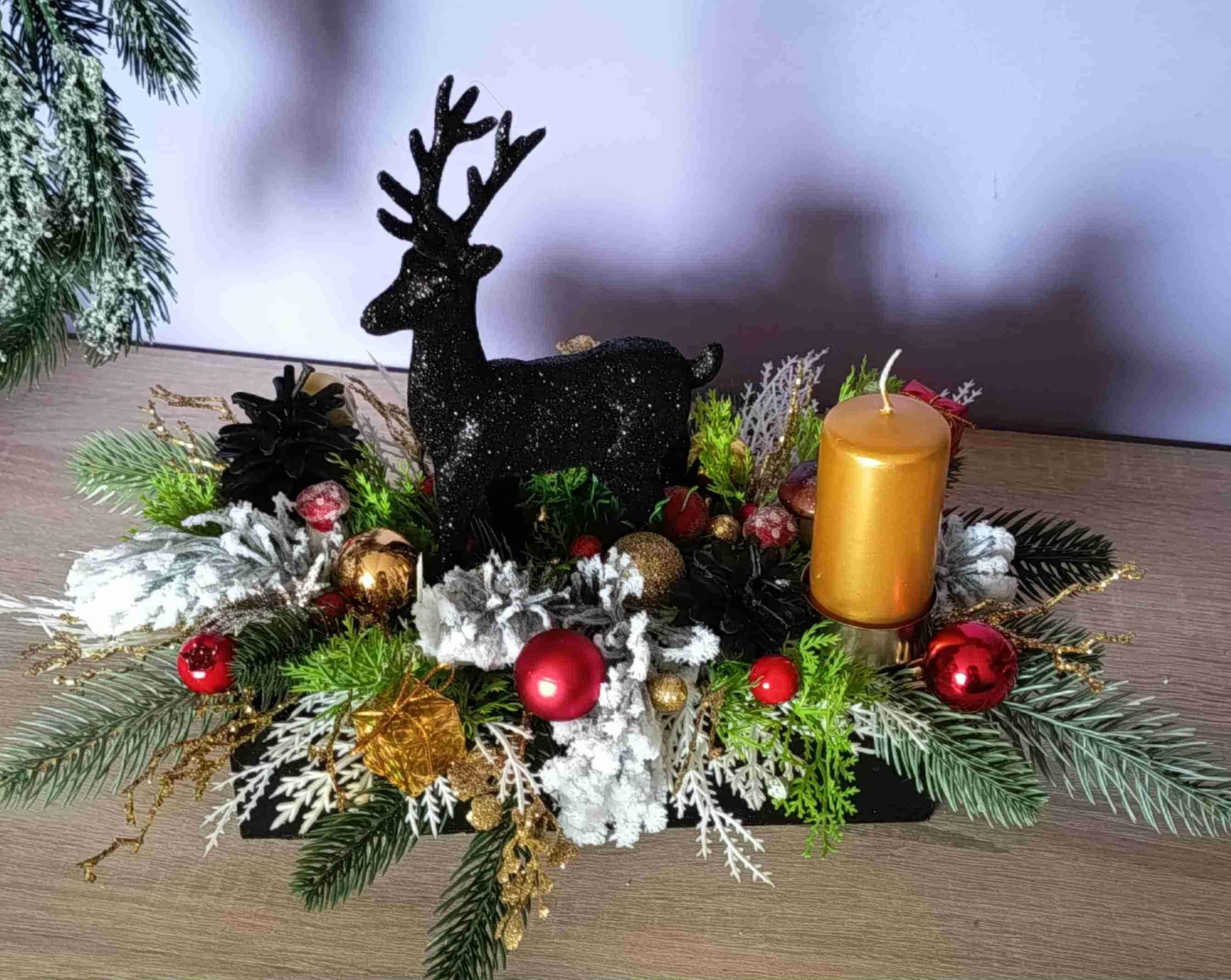 Świąteczna dekoracja z czarnym reniferem. 1