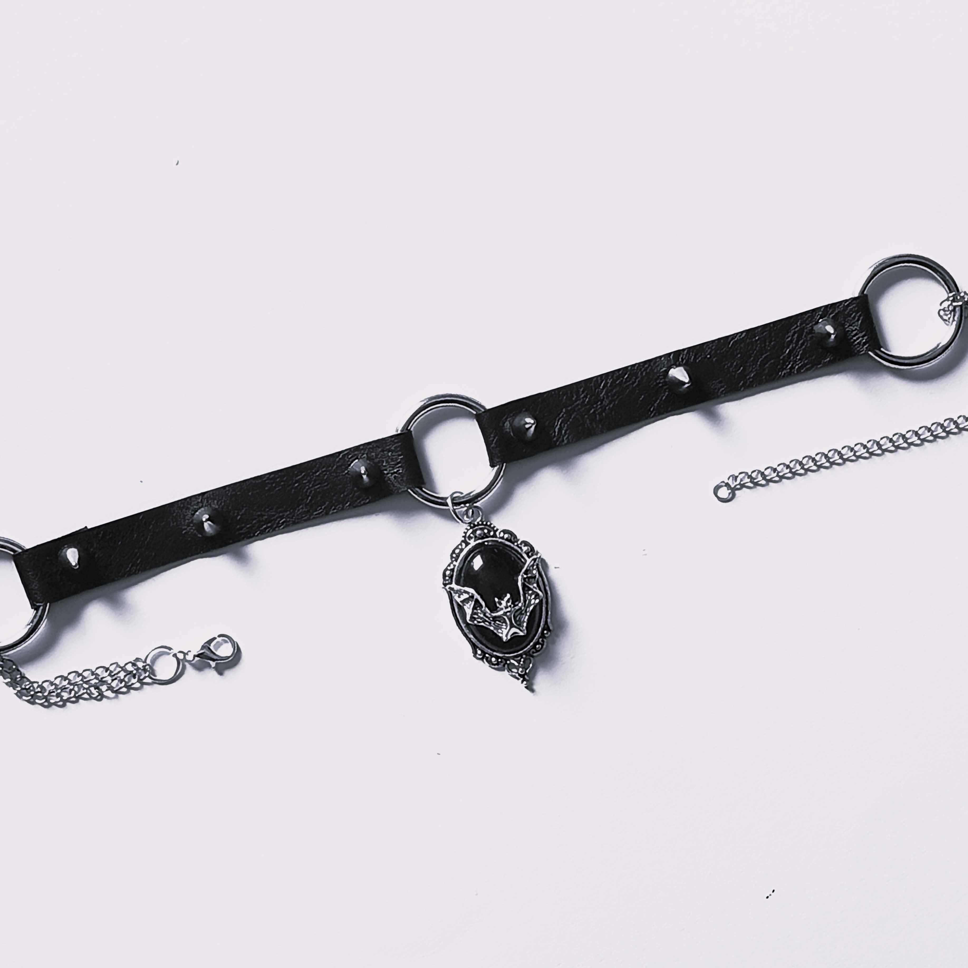 Gotycki choker z medalionem nietoperza 5