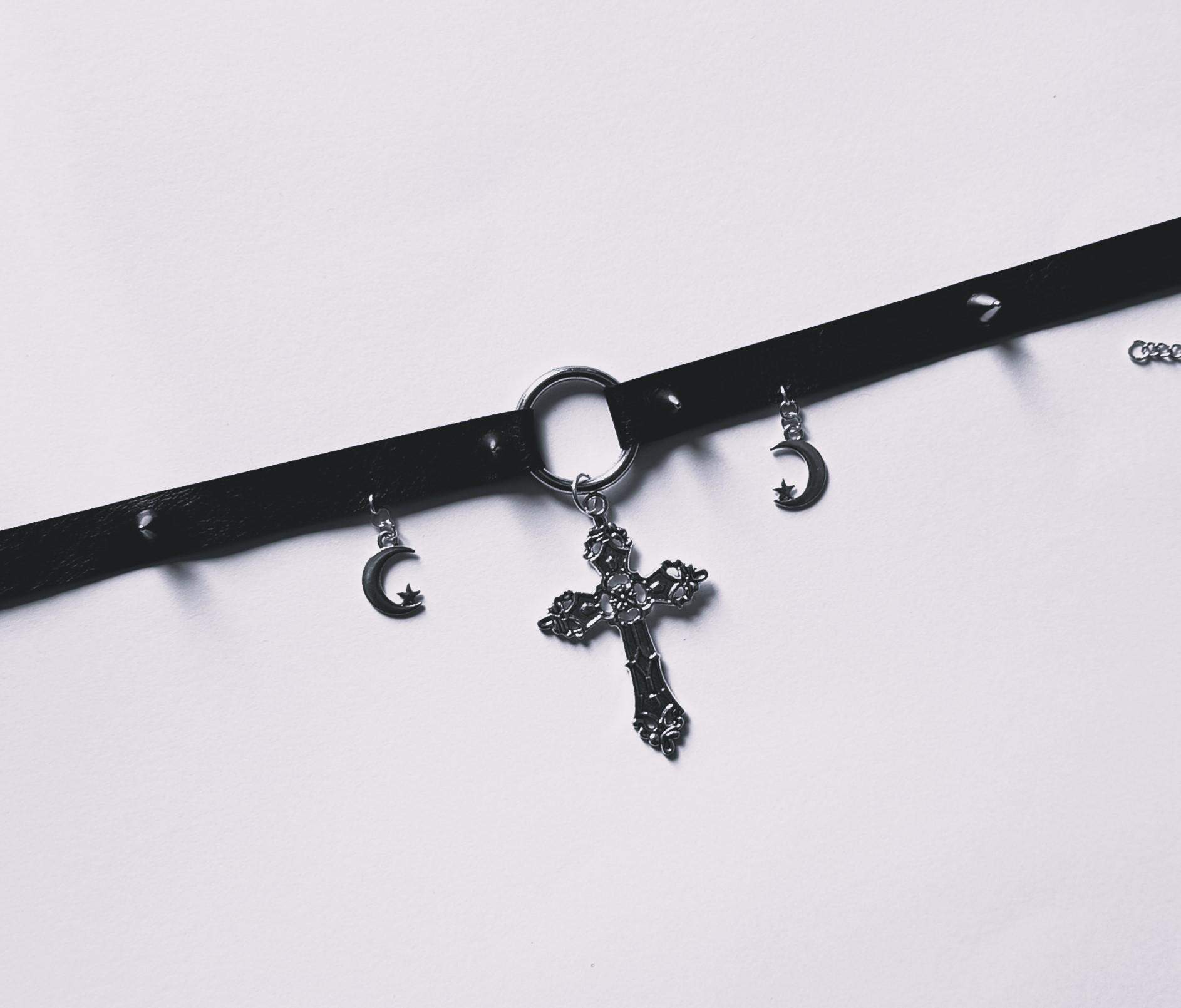 Choker w stylu gotyckim z krzyżem 5