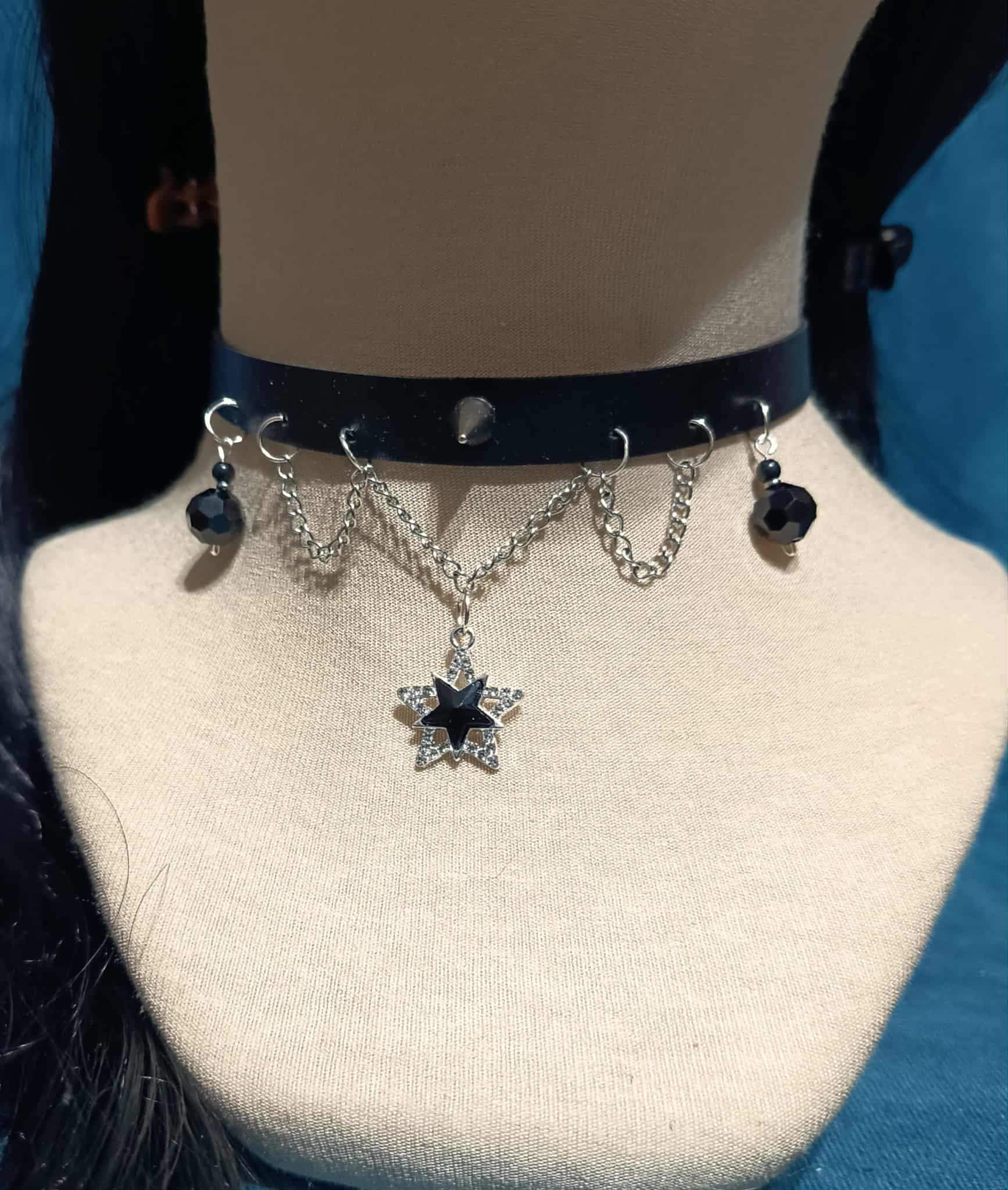 Choker w stylu gotyckim z gwiazdką i kryształkami 1