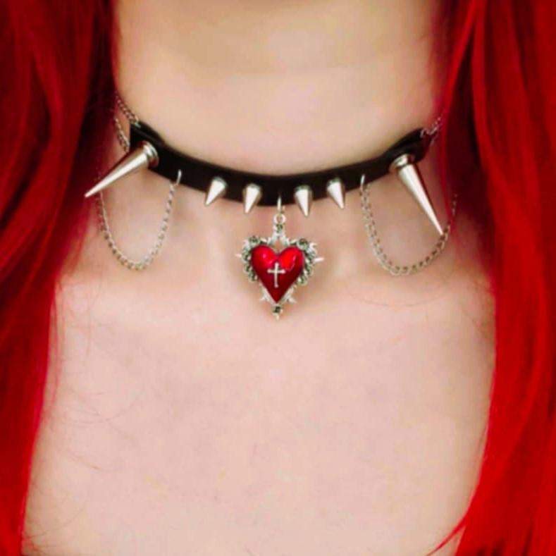 Gotycki choker z czerwonym sercem i łańcuszkami 0