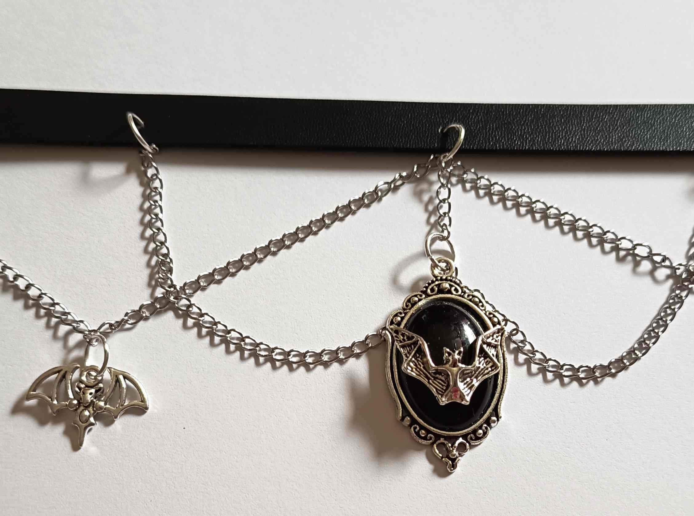 Choker w stylu gotyckim z nietoperzami. 2