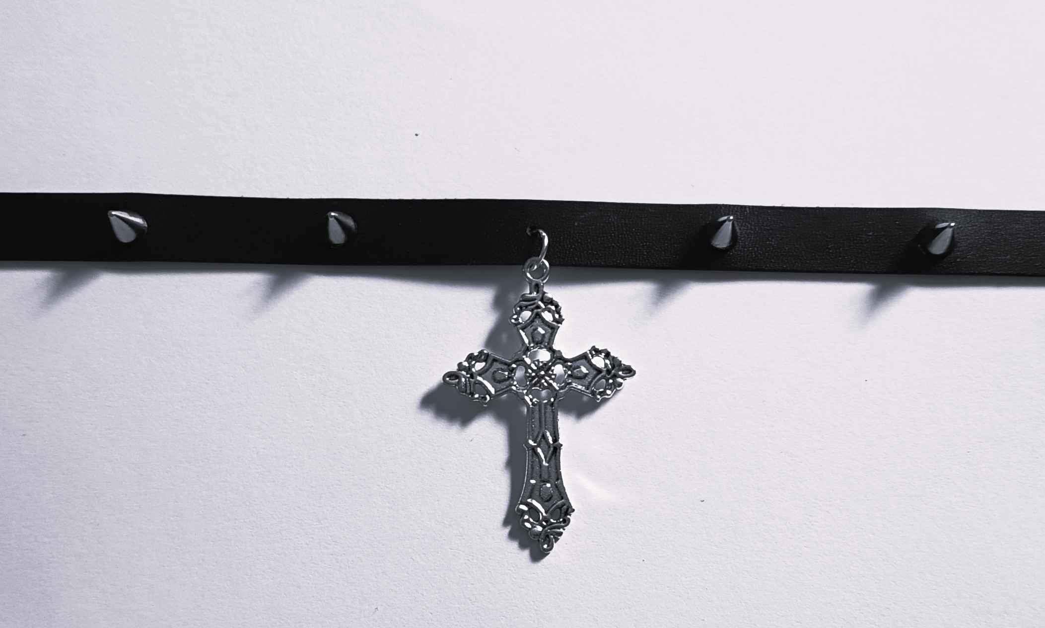 Choker w stylu gotyckim z krzyżem i ćwiekami 2