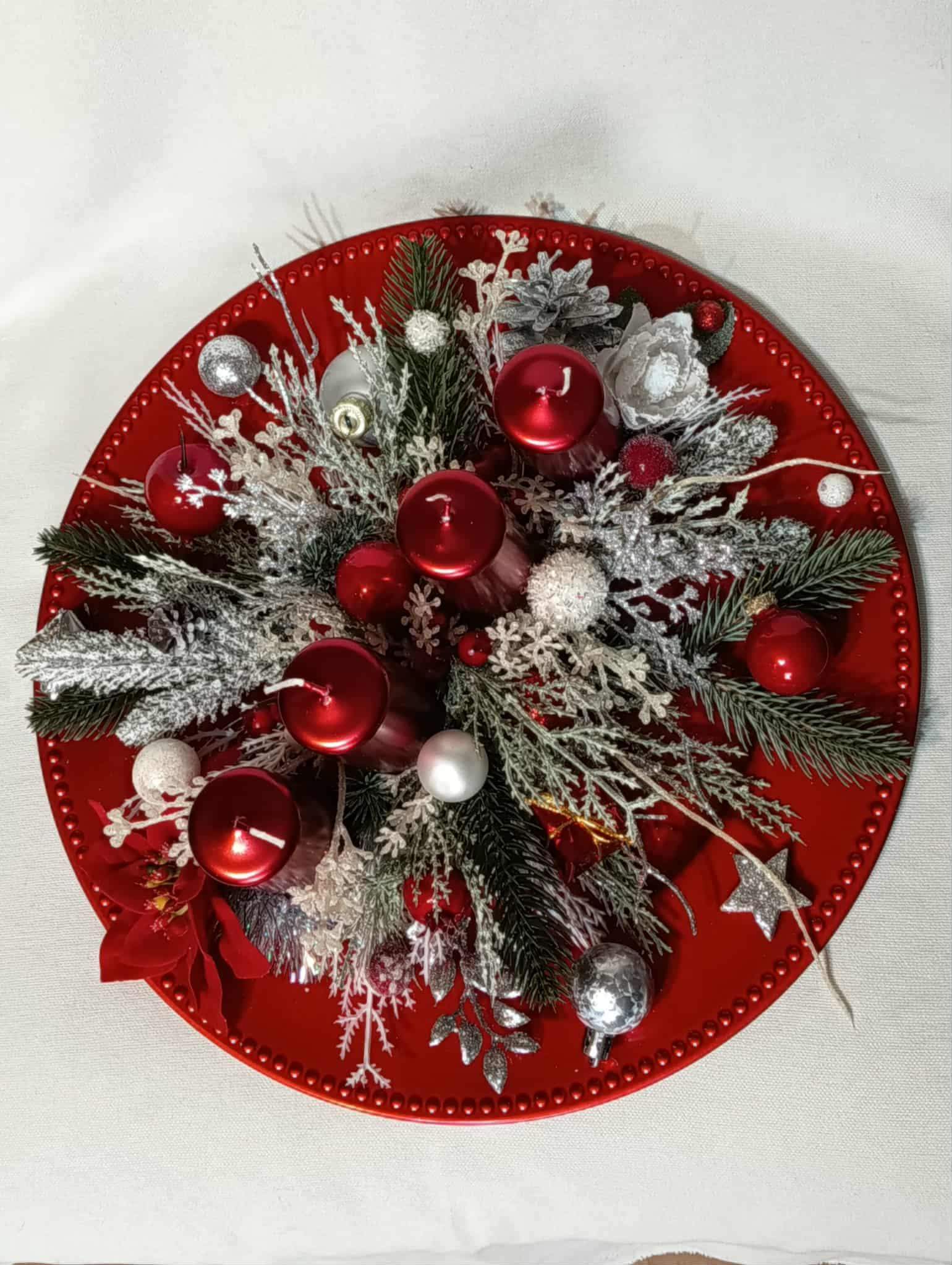 Dekoracja świąteczna na czerwonym talerzu. 1