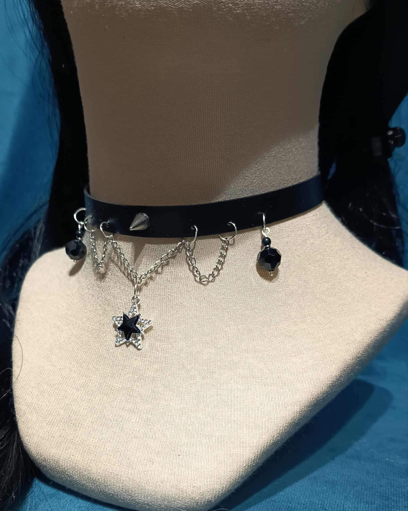 Choker w stylu gotyckim z gwiazdką i kryształkami 2