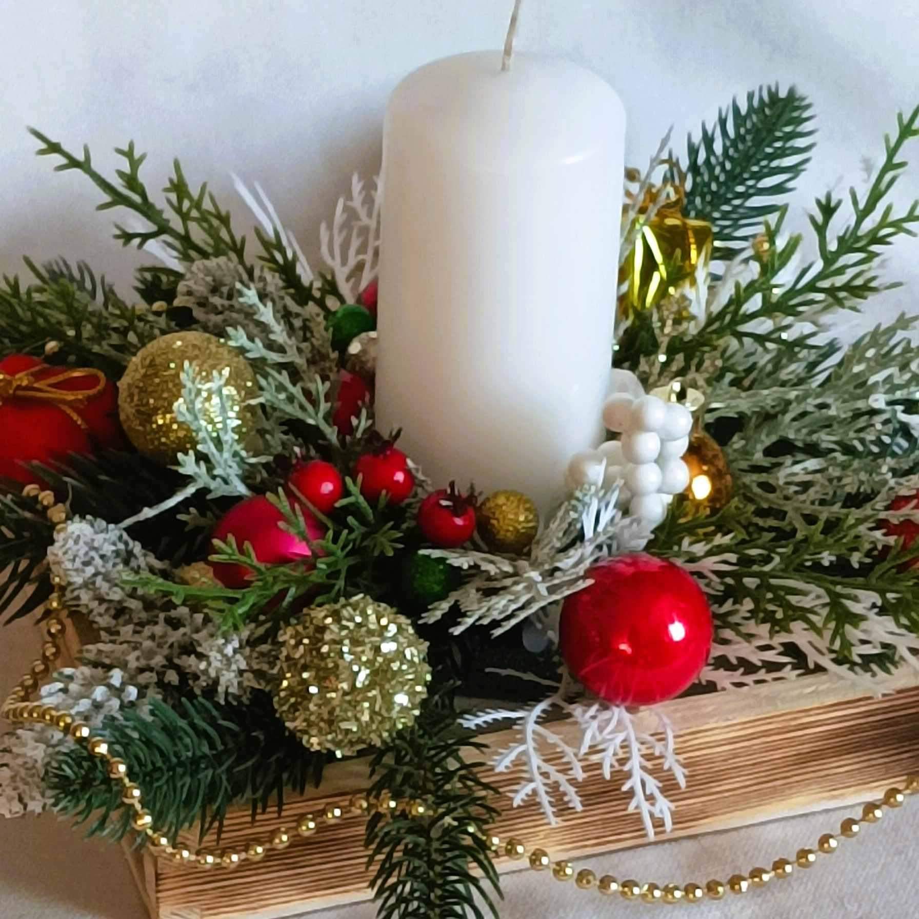 Stroik z białą świecą 1