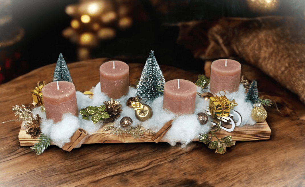 Stroik z 4 świecami na podstawie z drewna. 0