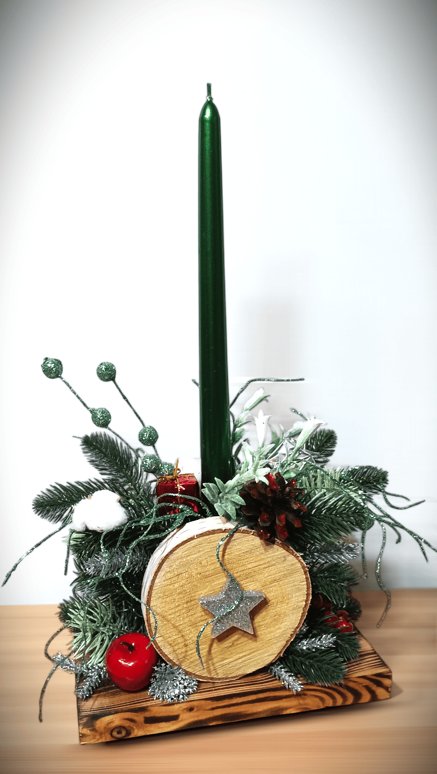 Stroik ze świecą na plastrze brzozy. 1