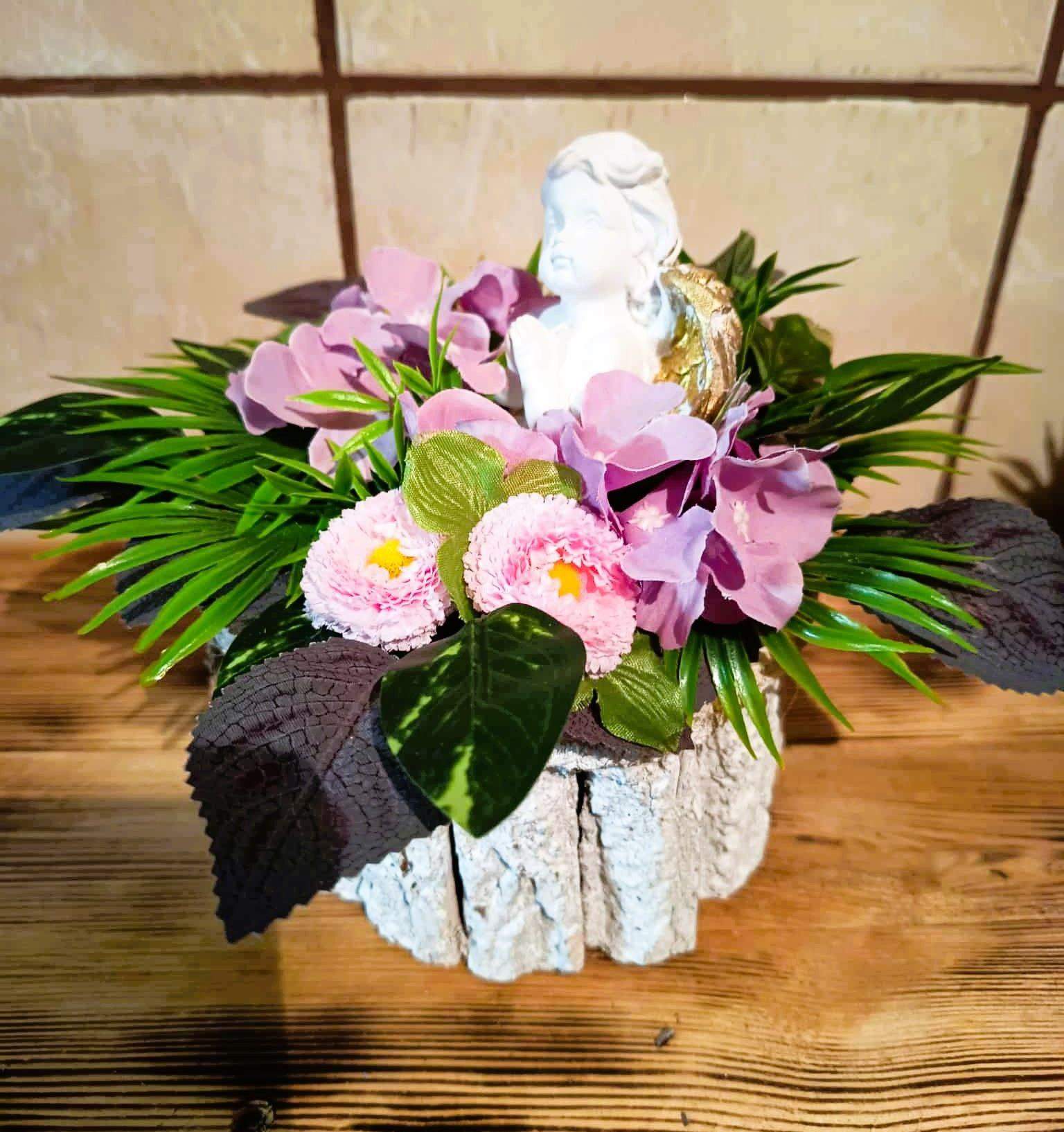 Kompozycja kwiatowa z aniołkiem (2) 2