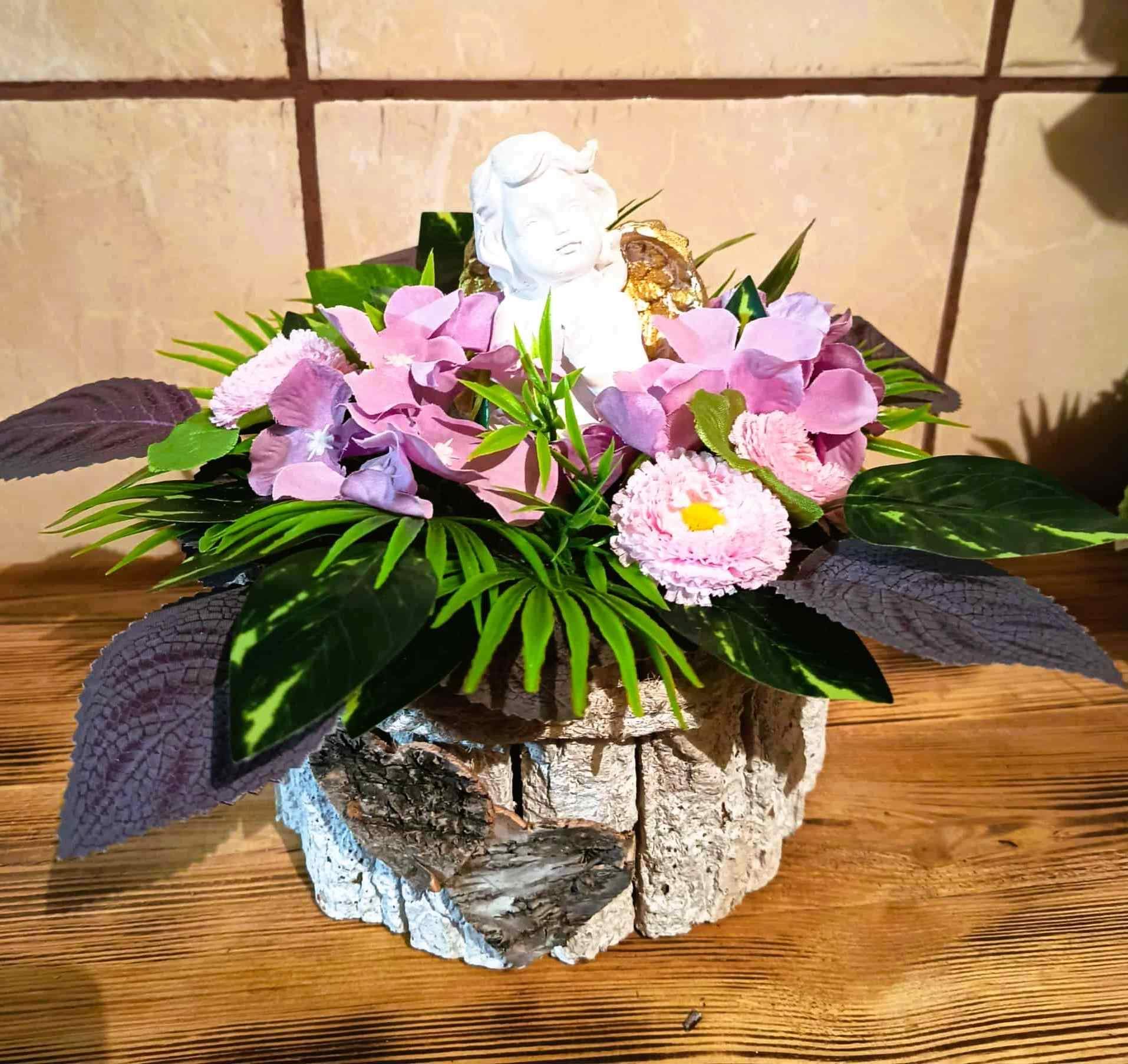 Kompozycja kwiatowa z aniołkiem (2) 0