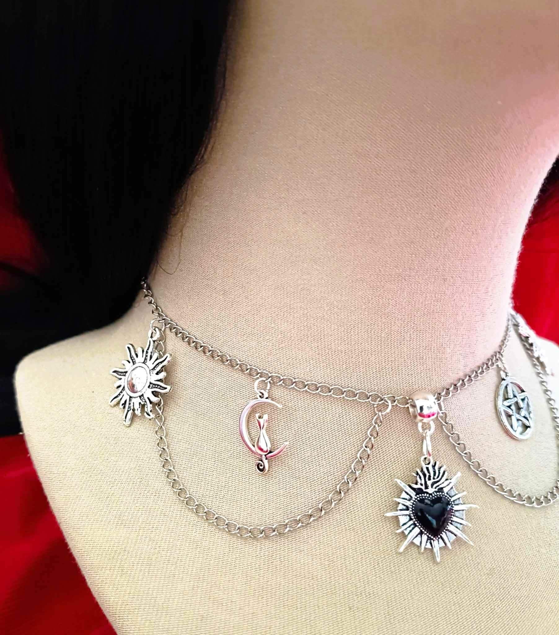 Choker w stylu gotyckim - serce w płonieniach, pentagram, kot na księżycu i dwa słońca #0028 5