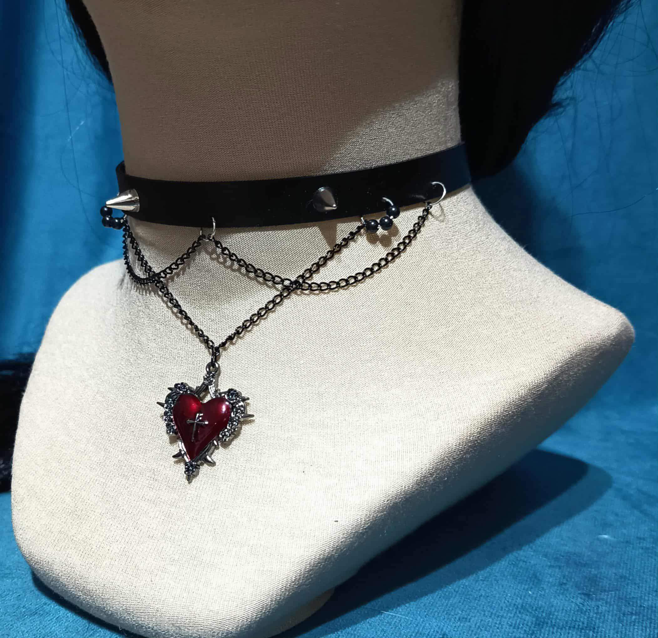 Gotycki choker z sercem w kolorze głębokiej czerwieni 2