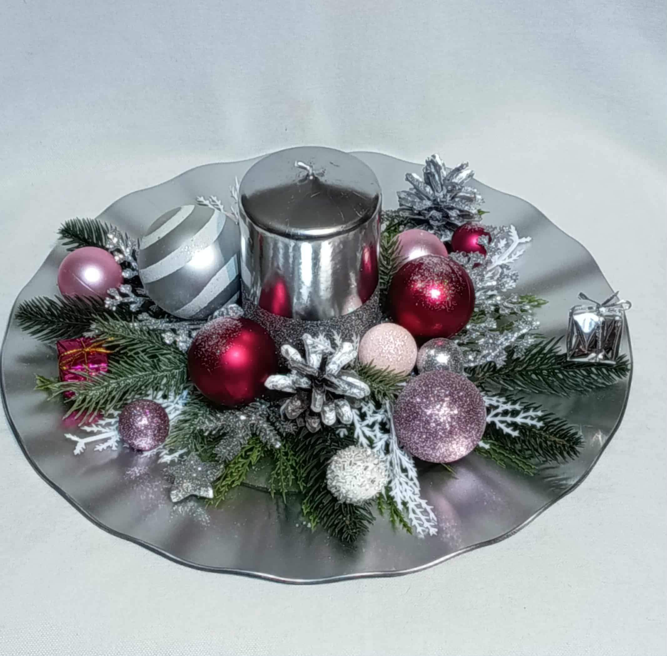 Dekoracja świąteczna na srebrnym talerzu. 2
