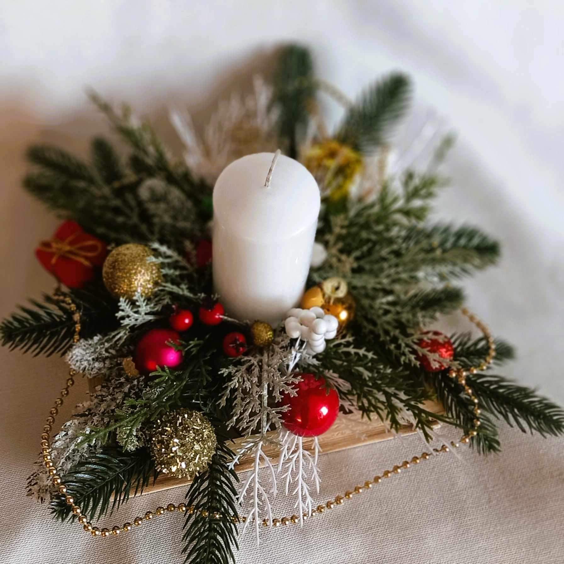 Stroik z białą świecą 2