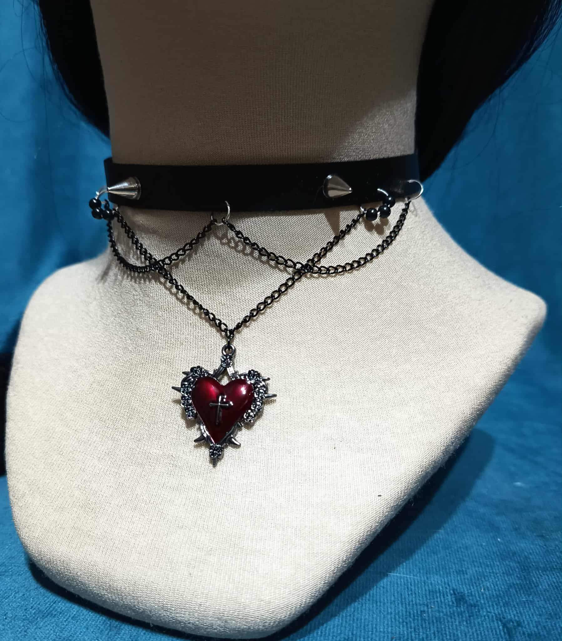 Gotycki choker z sercem w kolorze głębokiej czerwieni 1