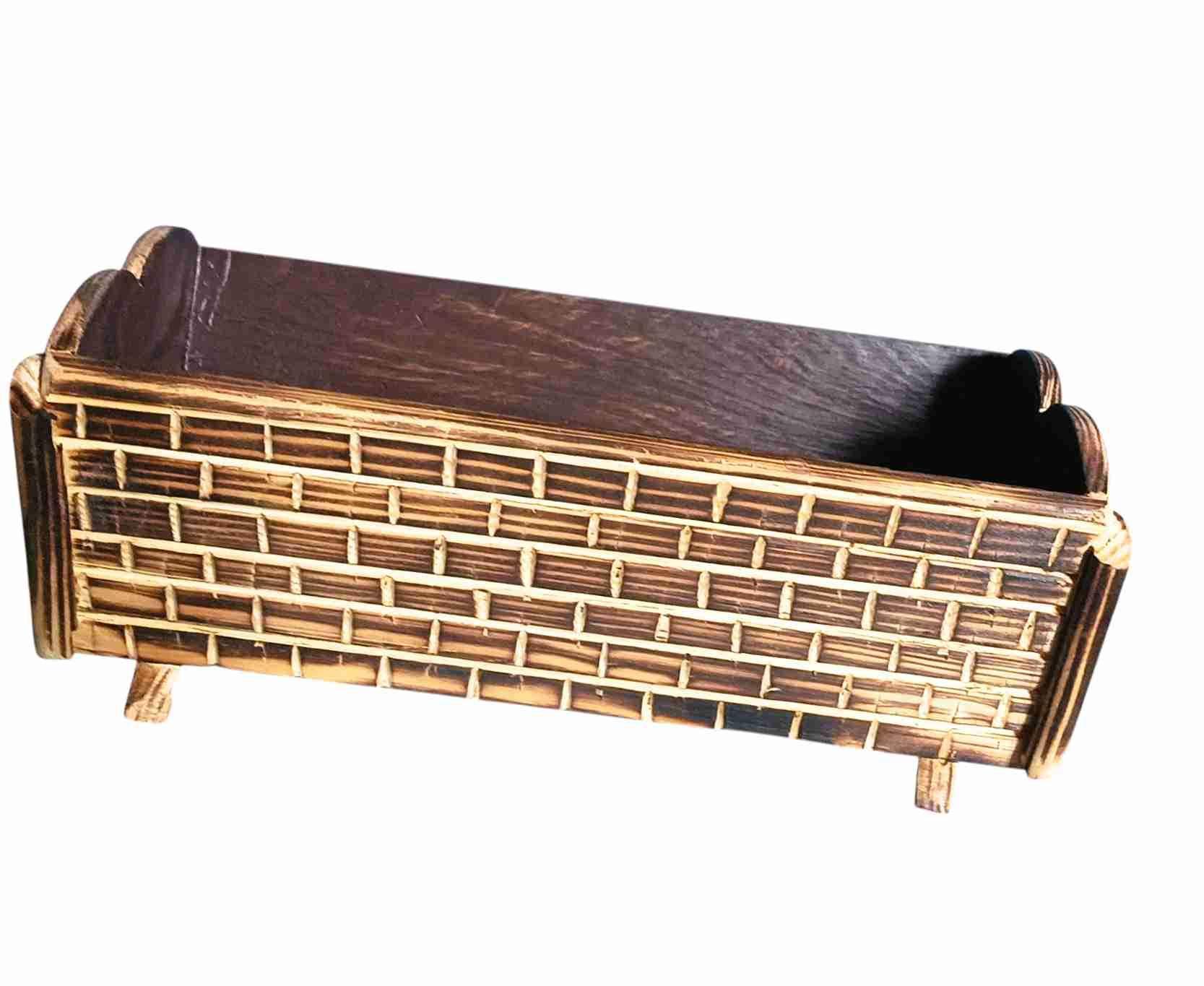 Rustykalna drewniana skrzyneczka z ręcznie rzeźbionym motywem cegiełki 2