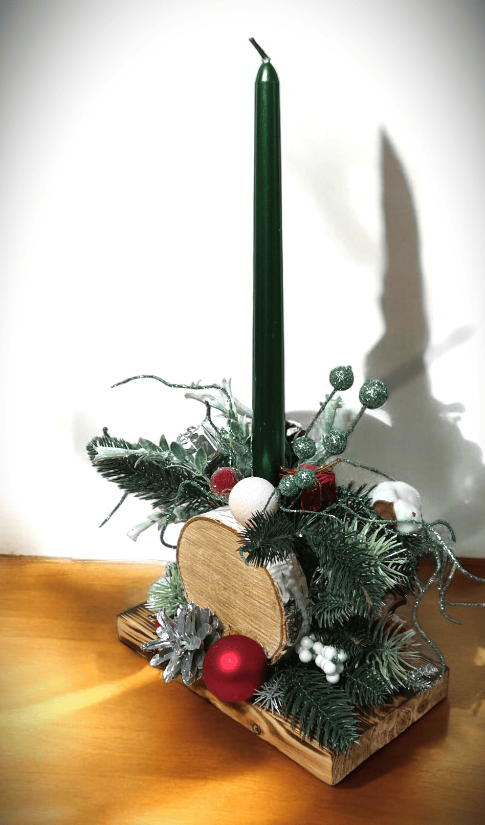 Stroik ze świecą na plastrze brzozy. 2