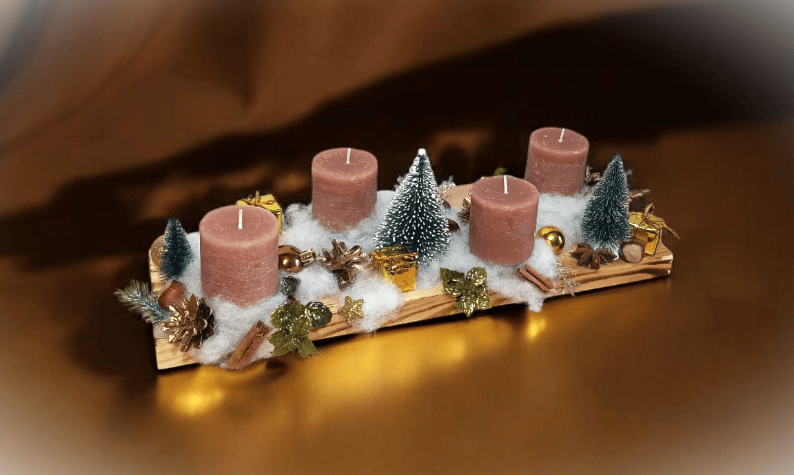 Stroik z 4 świecami na podstawie z drewna. 3