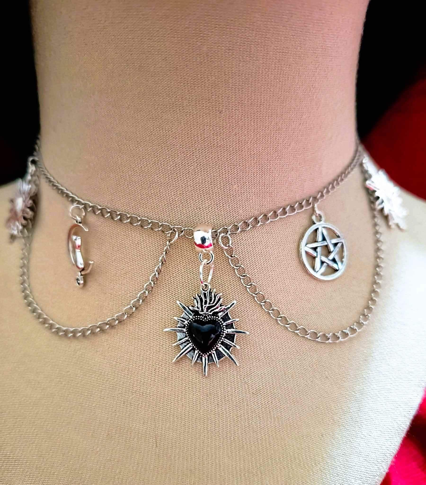 Choker w stylu gotyckim - serce w płonieniach, pentagram, kot na księżycu i dwa słońca #0028 1