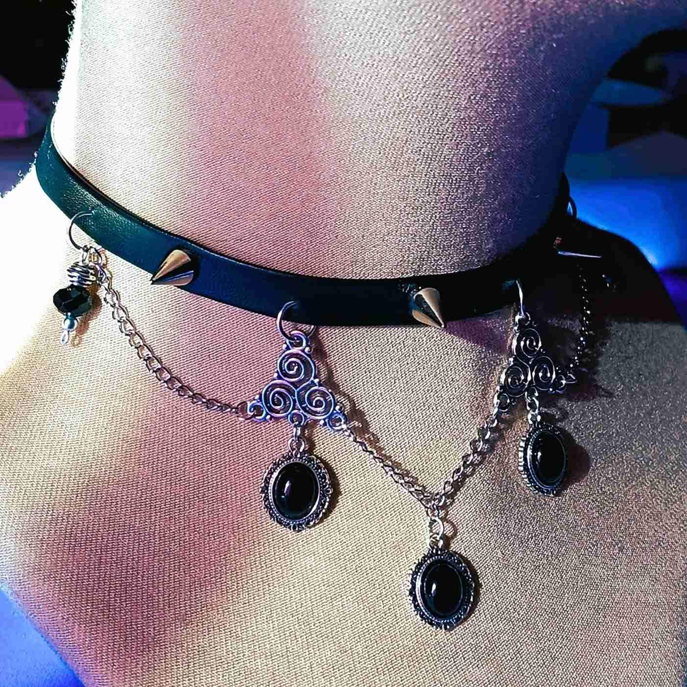 Choker w stylu gotyckim z czarnymi kaboszonami #0029 1