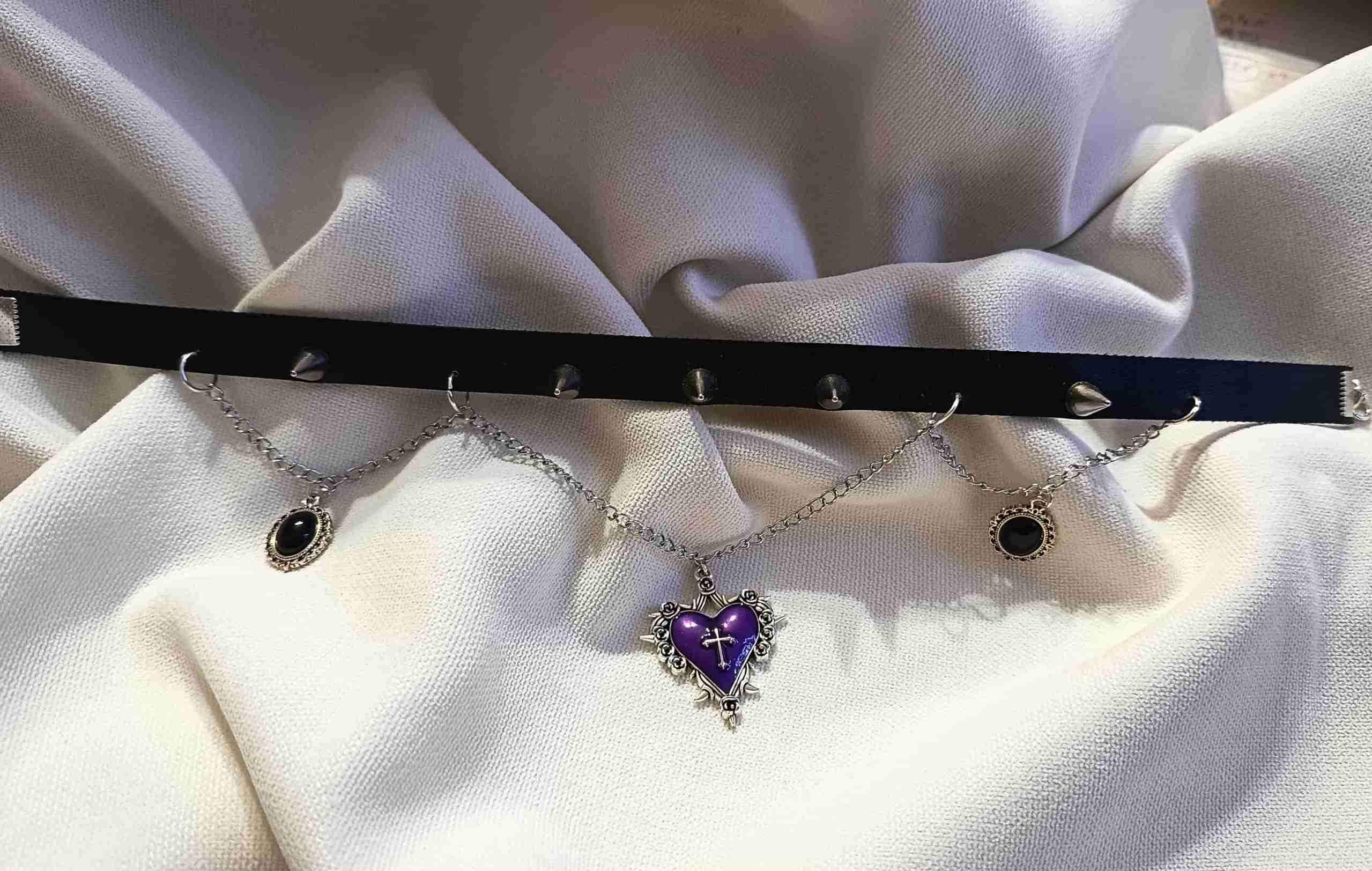 Gotycki choker z sercem w kolorze fioletu 1