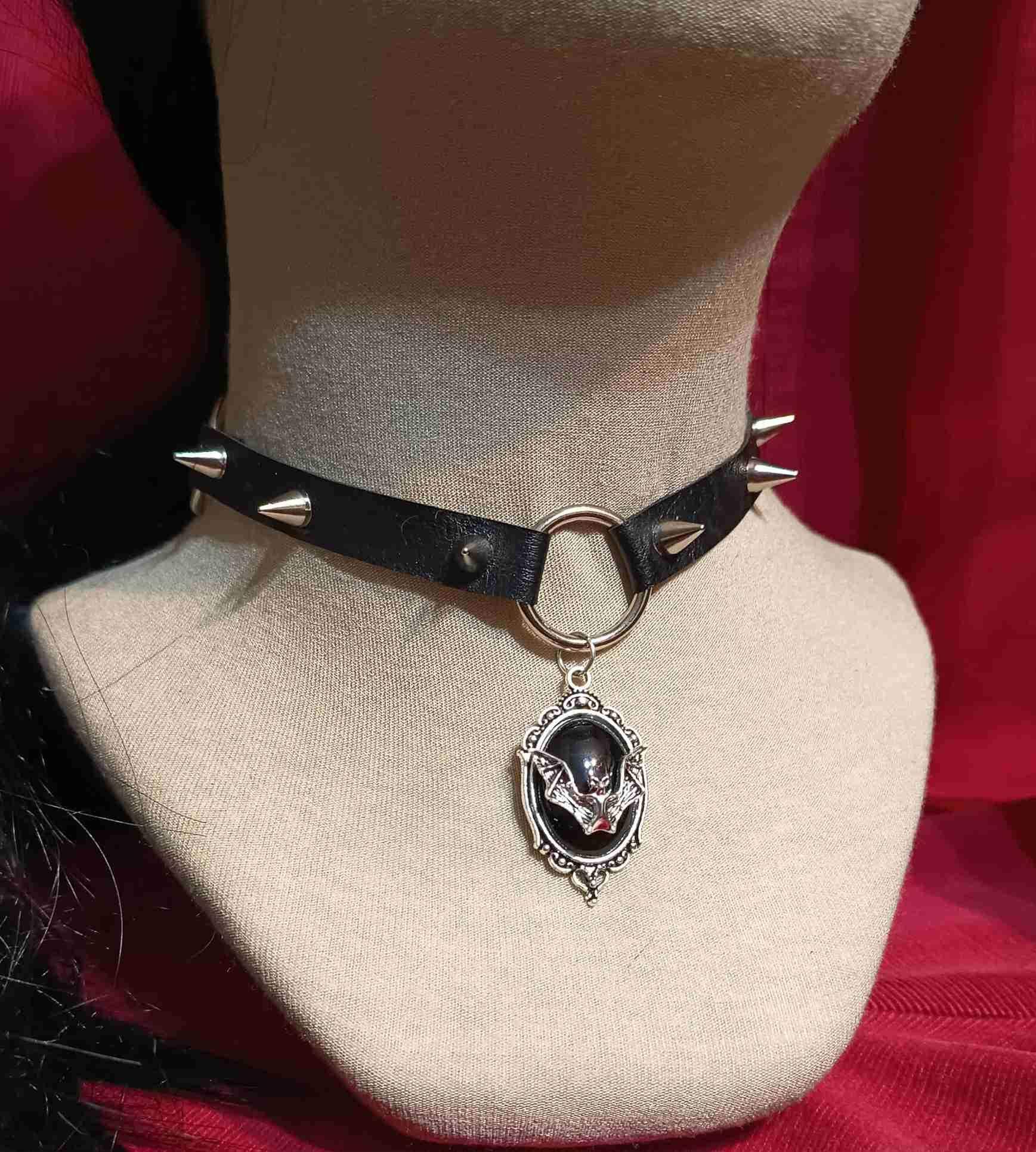 Gotycki choker z medalionem nietoperza 2