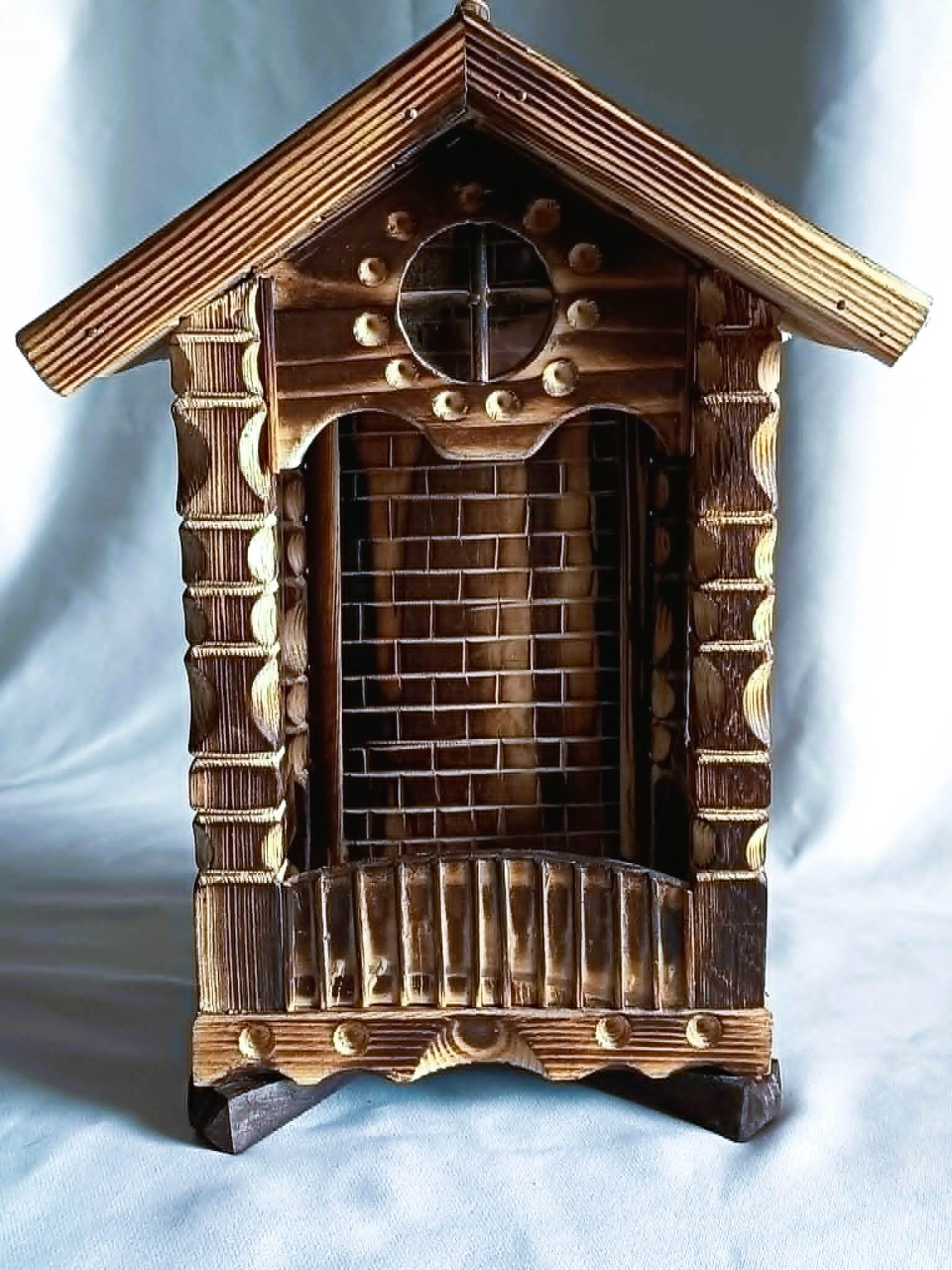 Drewniana, rustykalna kapliczka z oknami #3 / Wooden, rustic shrine with windows #3 1