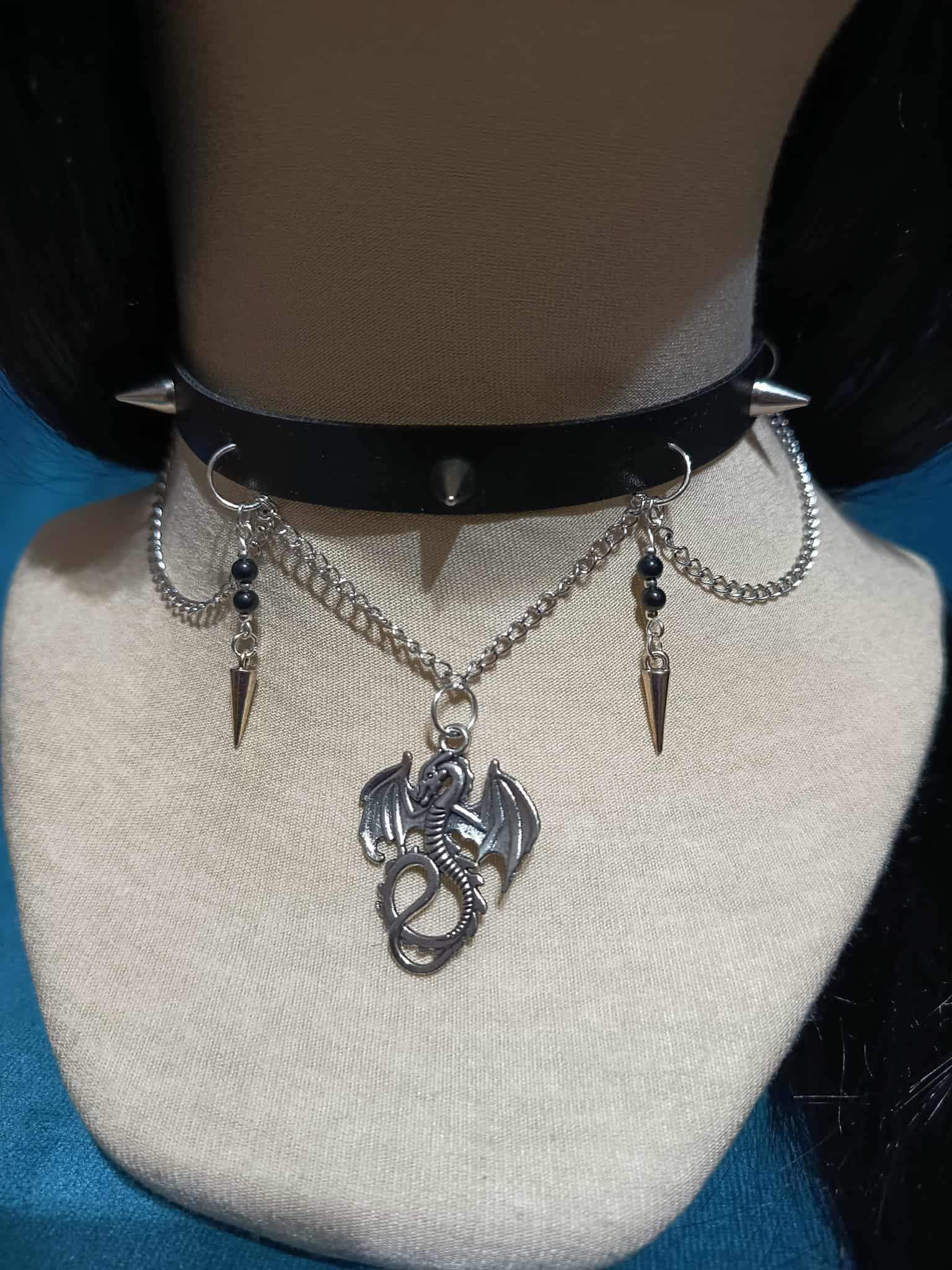 Gotycki choker z wizerunkiem skrzydlatego smoka i łańcuszkami 1