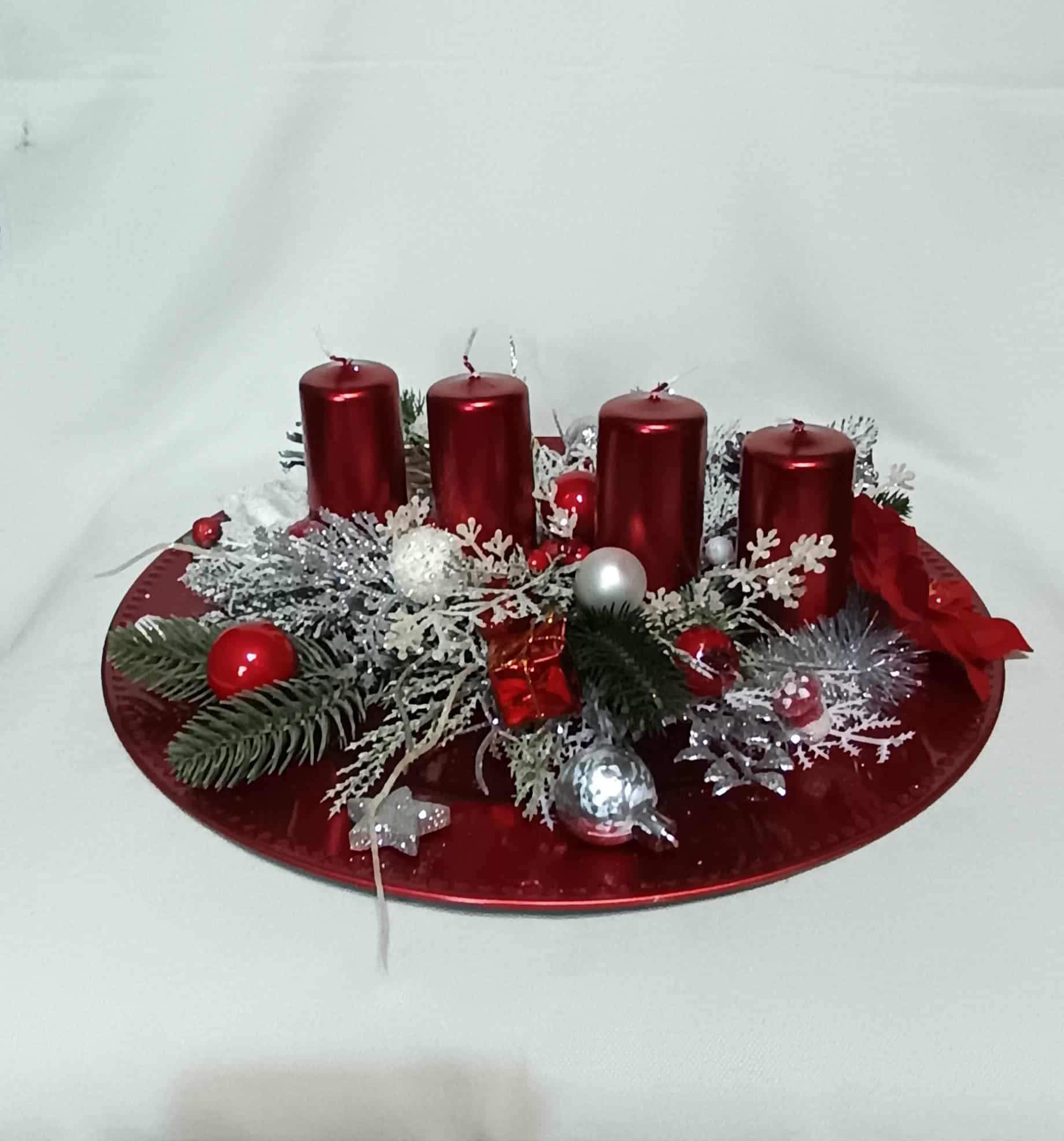 Dekoracja świąteczna na czerwonym talerzu. 0