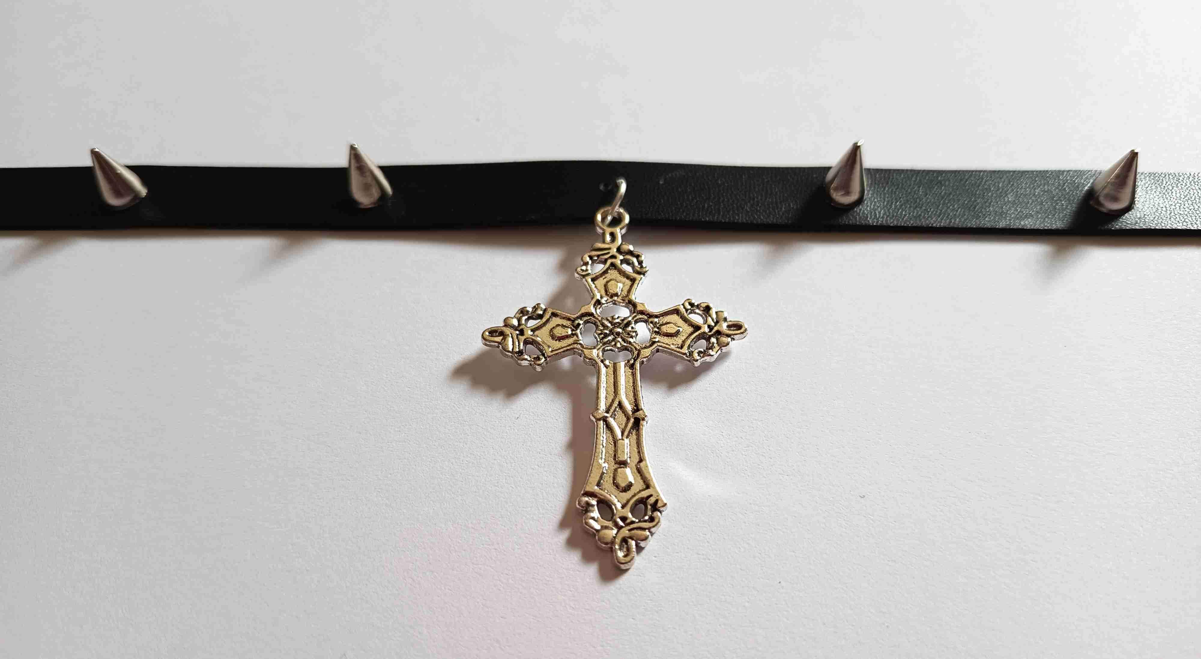 Choker w stylu gotyckim z krzyżem i ćwiekami 4