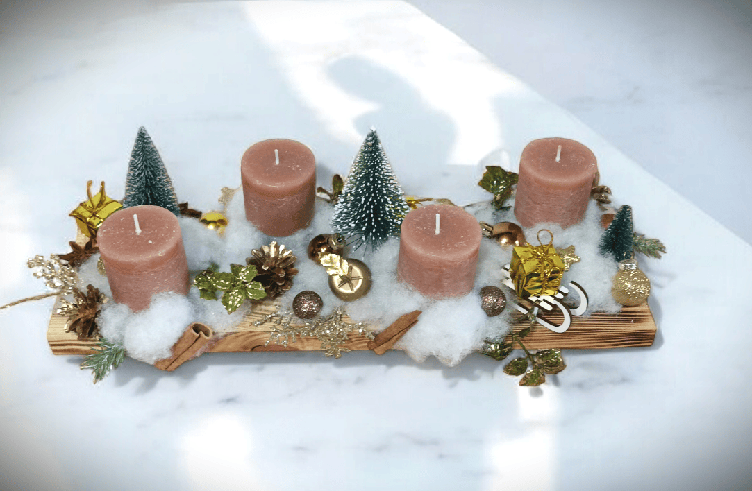 Stroik z 4 świecami na podstawie z drewna. 2