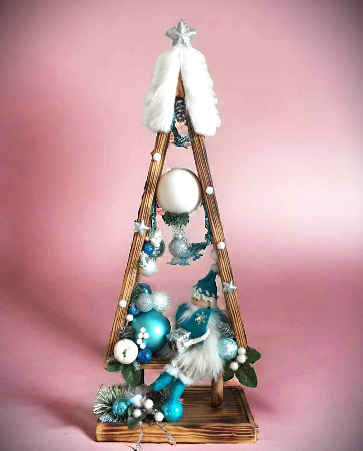 Świąteczna, drewniana choinka z dekoracją. 0