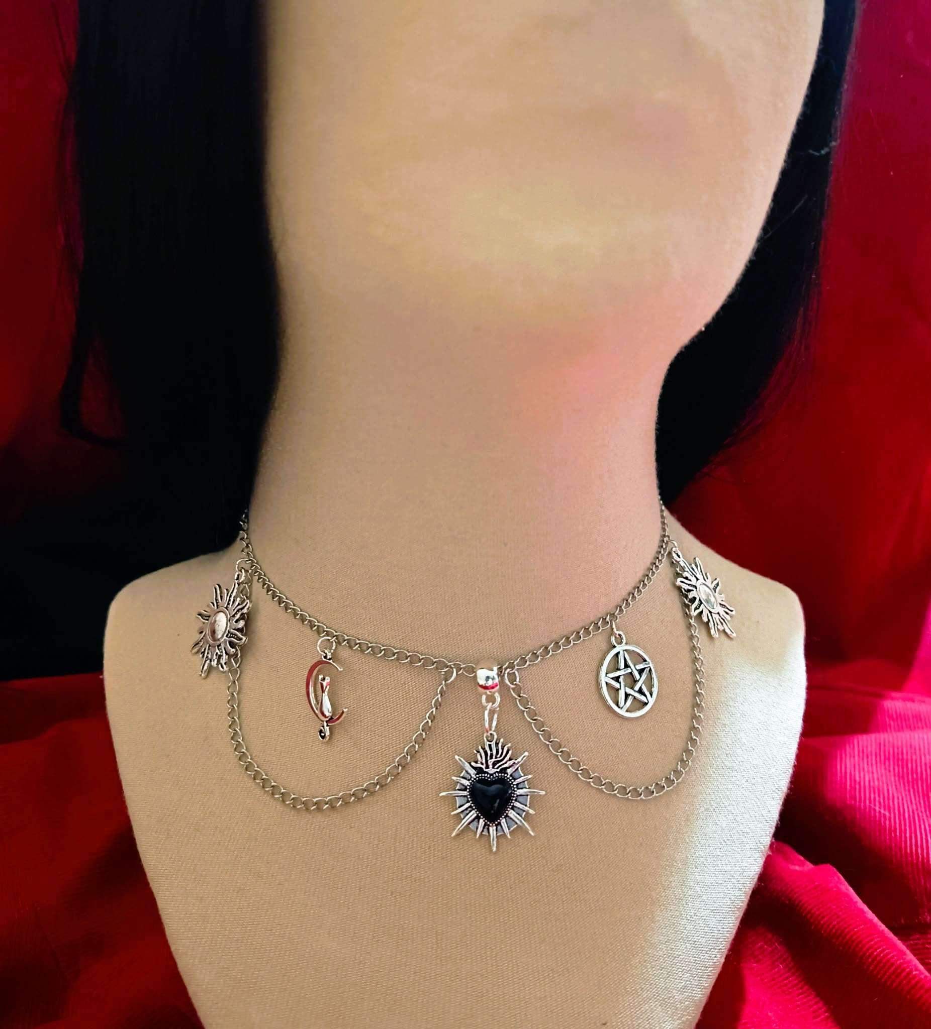 Choker w stylu gotyckim - serce w płonieniach, pentagram, kot na księżycu i dwa słońca #0028 0