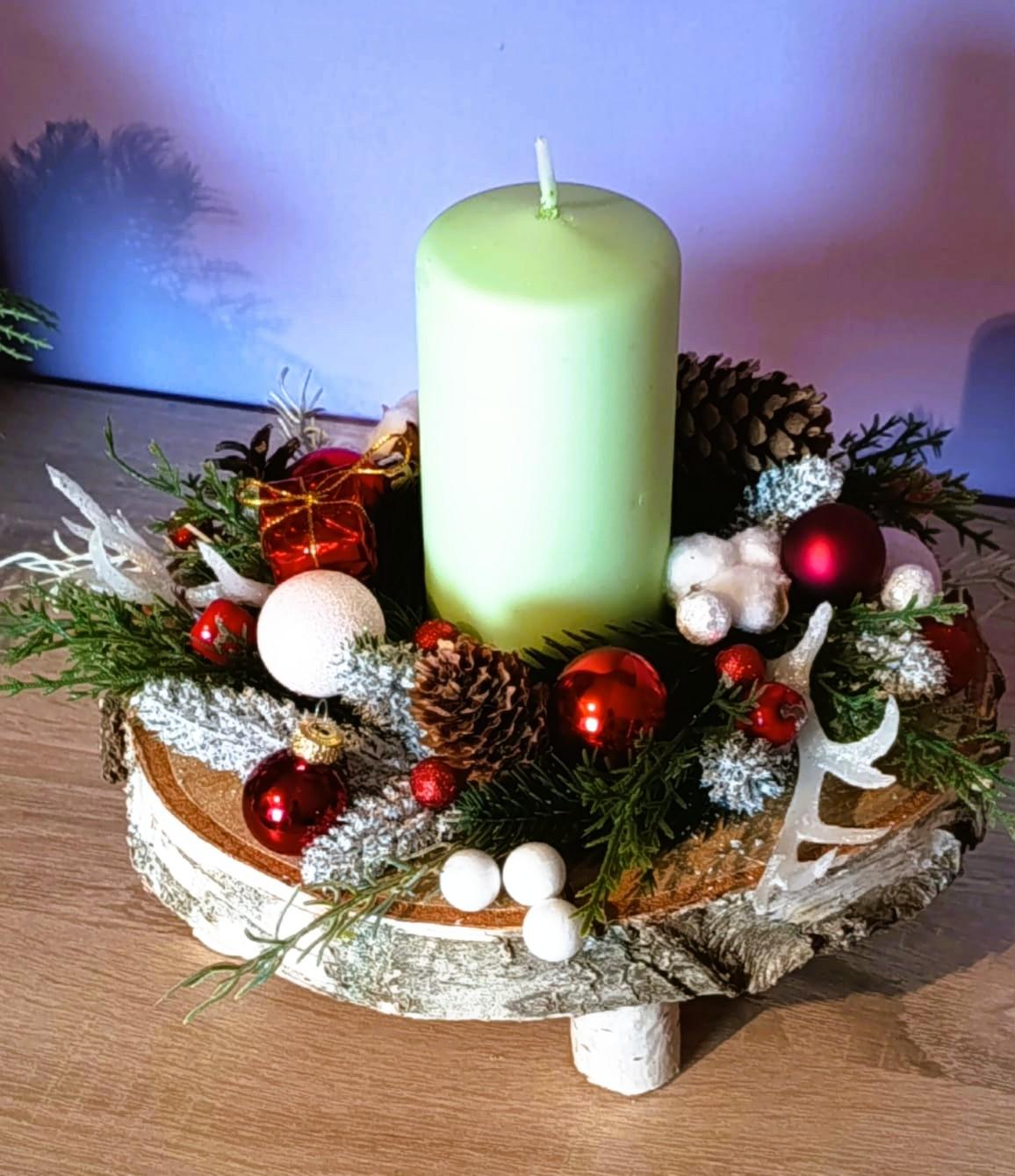 Dekoracja świąteczna ze świecą na plastrze brzozy. 0