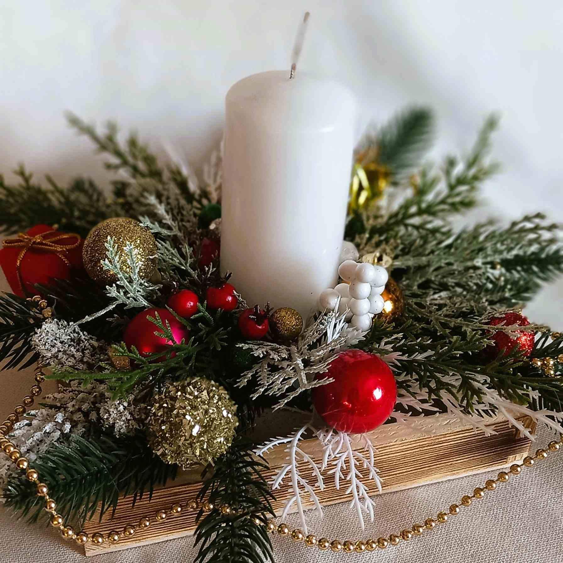 Stroik z białą świecą 4