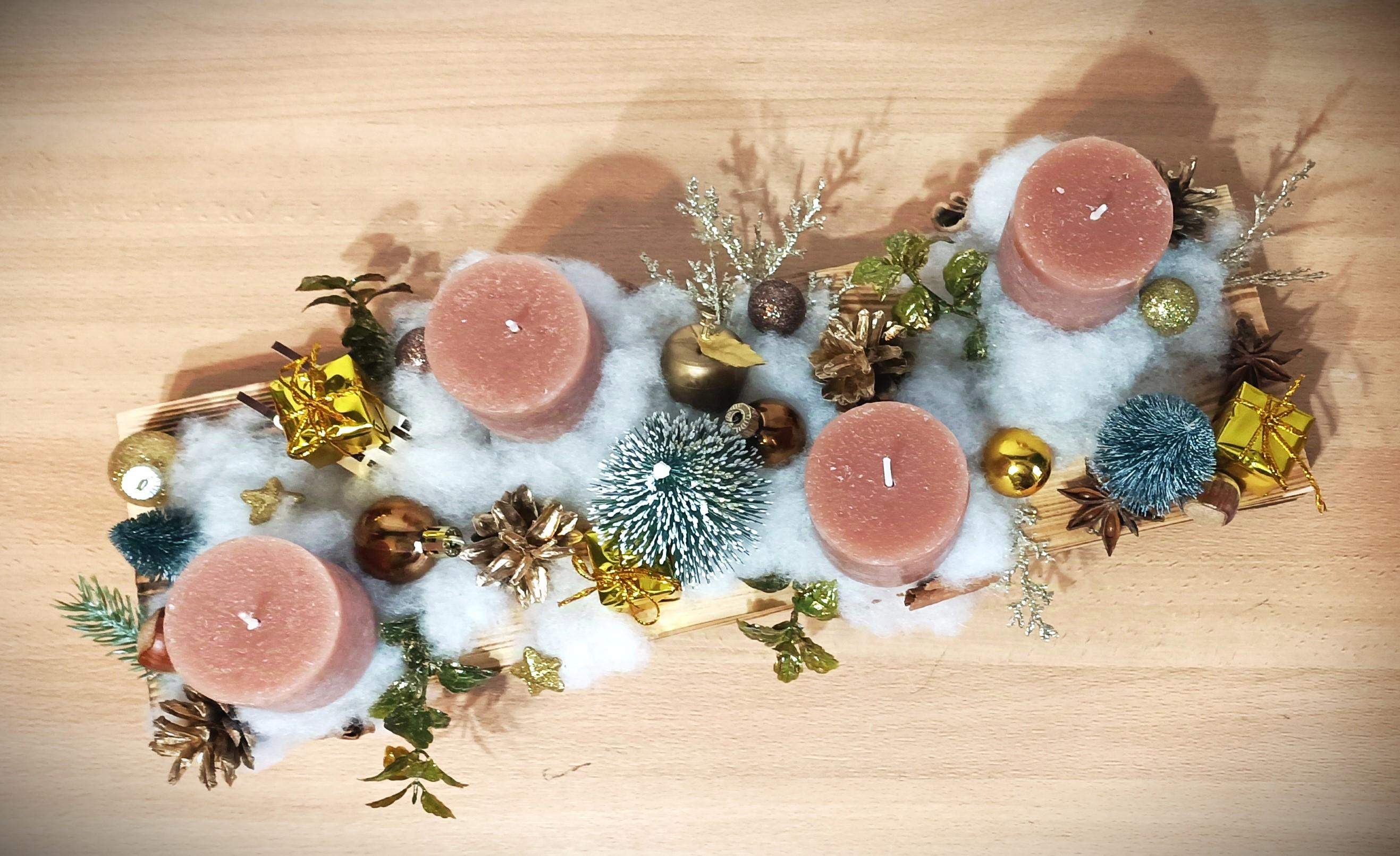 Stroik z 4 świecami na podstawie z drewna. 5